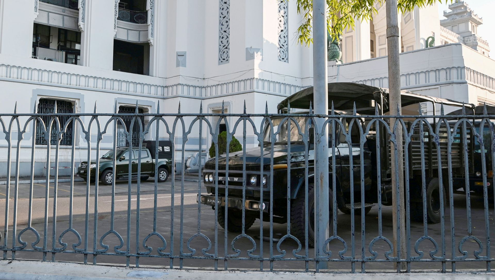 Myanmar military vehicles are seen inside City Hall in Yangon, Myanmar February 1, 2021. Myanmar military vehicles are seen inside City Hall in Yangon, Myanmar February 1, 2021. - Sputnik International, 1920, 02.02.2021