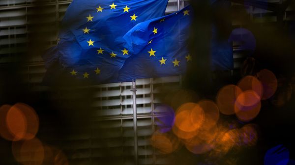 European Union flags flutter in the wind outside EU headquarters in Brussels, Saturday, Dec. 19, 2020 - Sputnik International