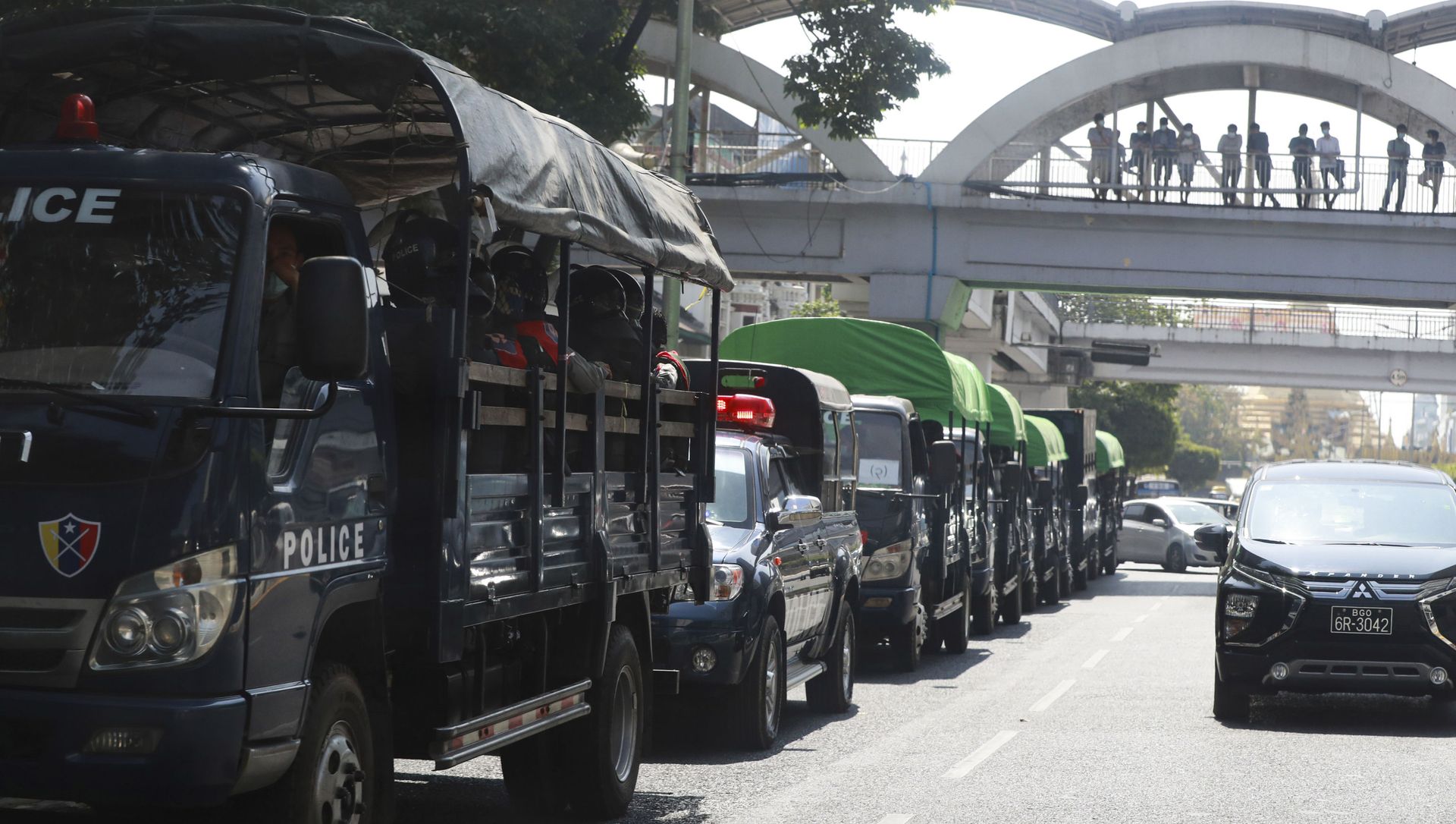 Policemen sit inside trucks parked on a road in the downtown area of Yangon, Myanmar Policemen sit inside trucks parked on a road in the downtown area of Yangon, Myanmar - Sputnik International, 1920, 01.02.2021