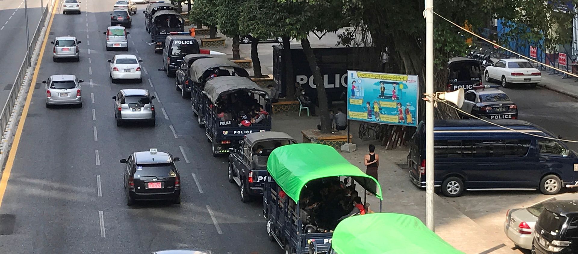Myanmar police vehicles drive near City Hall in Yangon, Myanmar, 1 February 2021. - Sputnik International, 1920, 01.02.2021