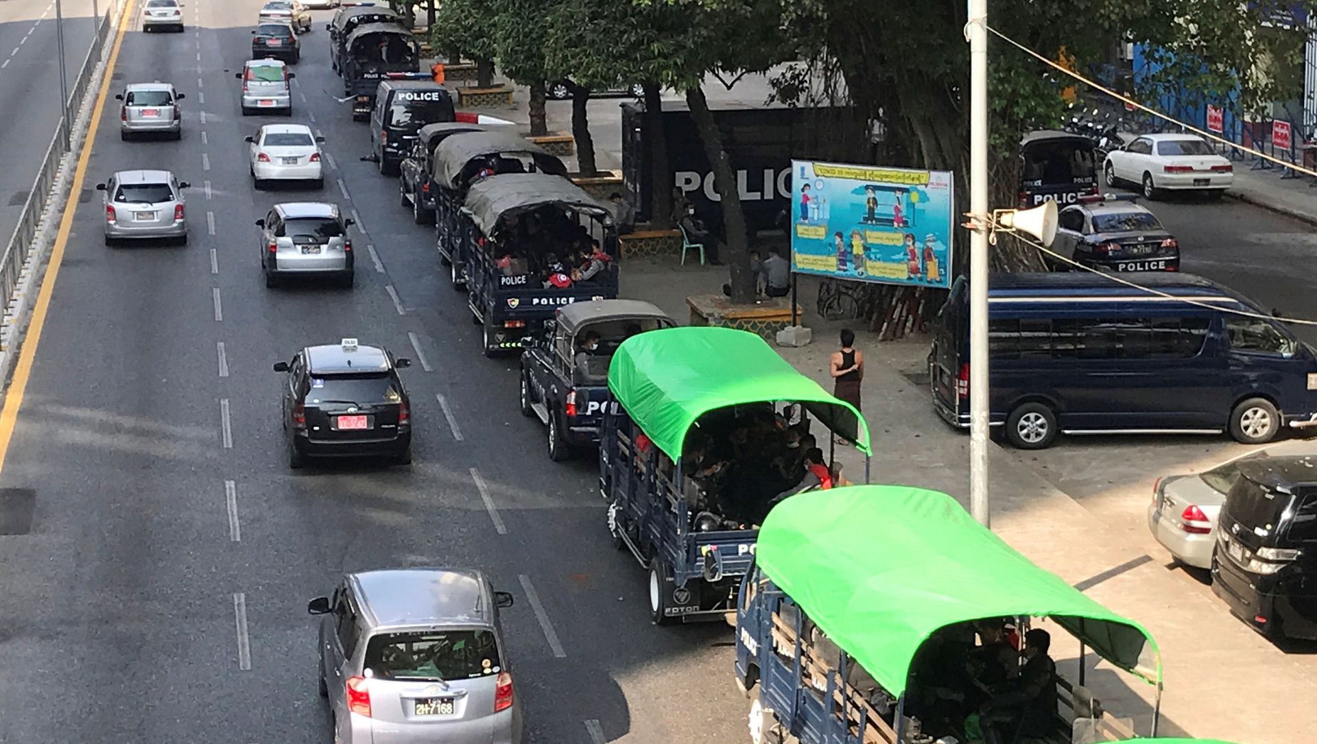 Myanmar police vehicles drive near City Hall in Yangon, Myanmar, 1 February 2021. Myanmar police vehicles drive near City Hall in Yangon, Myanmar, 1 February 2021. - Sputnik International, 1920, 01.02.2021