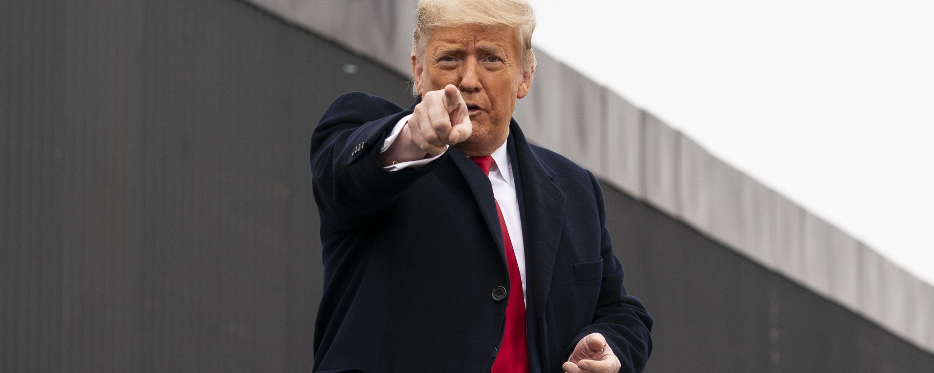 President Donald Trump points to a member of the audience after speaking near a section of the U.S.-Mexico border wall, Tuesday, Jan. 12, 2021, in Alamo, Texas President Donald Trump points to a member of the audience after speaking near a section of the U.S.-Mexico border wall, Tuesday, Jan. 12, 2021, in Alamo, Texas - Sputnik International, 1920, 03.02.2021