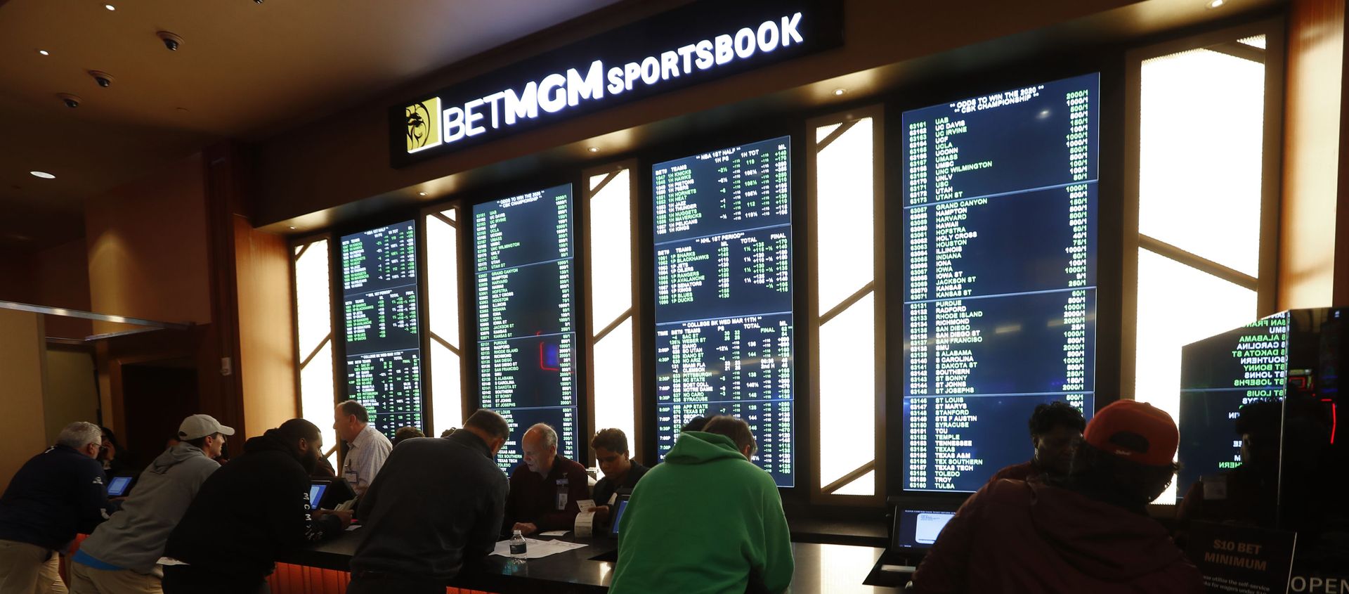 Gamblers place bets  - Sputnik International, 1920, 01.02.2021