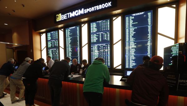 Gamblers place bets  - Sputnik International