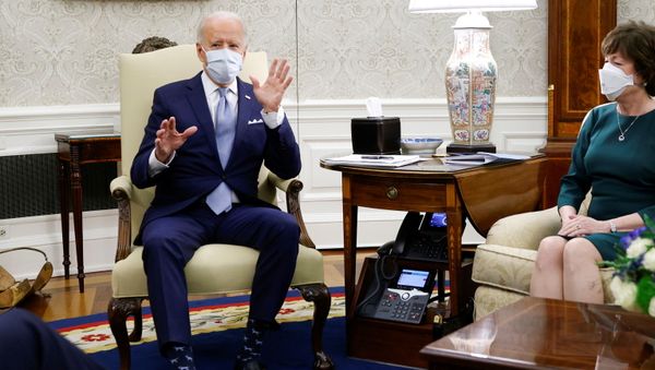 Senator Susan Collins (R-ME) looks over at U.S. President Joe Biden and Vice President Kamala Harris, not pictured, during a discussion on coronavirus disease (COVID-19) federal aid legislation inside the Oval Office at the White House in Washington, U.S., February 1, 2021. - Sputnik International