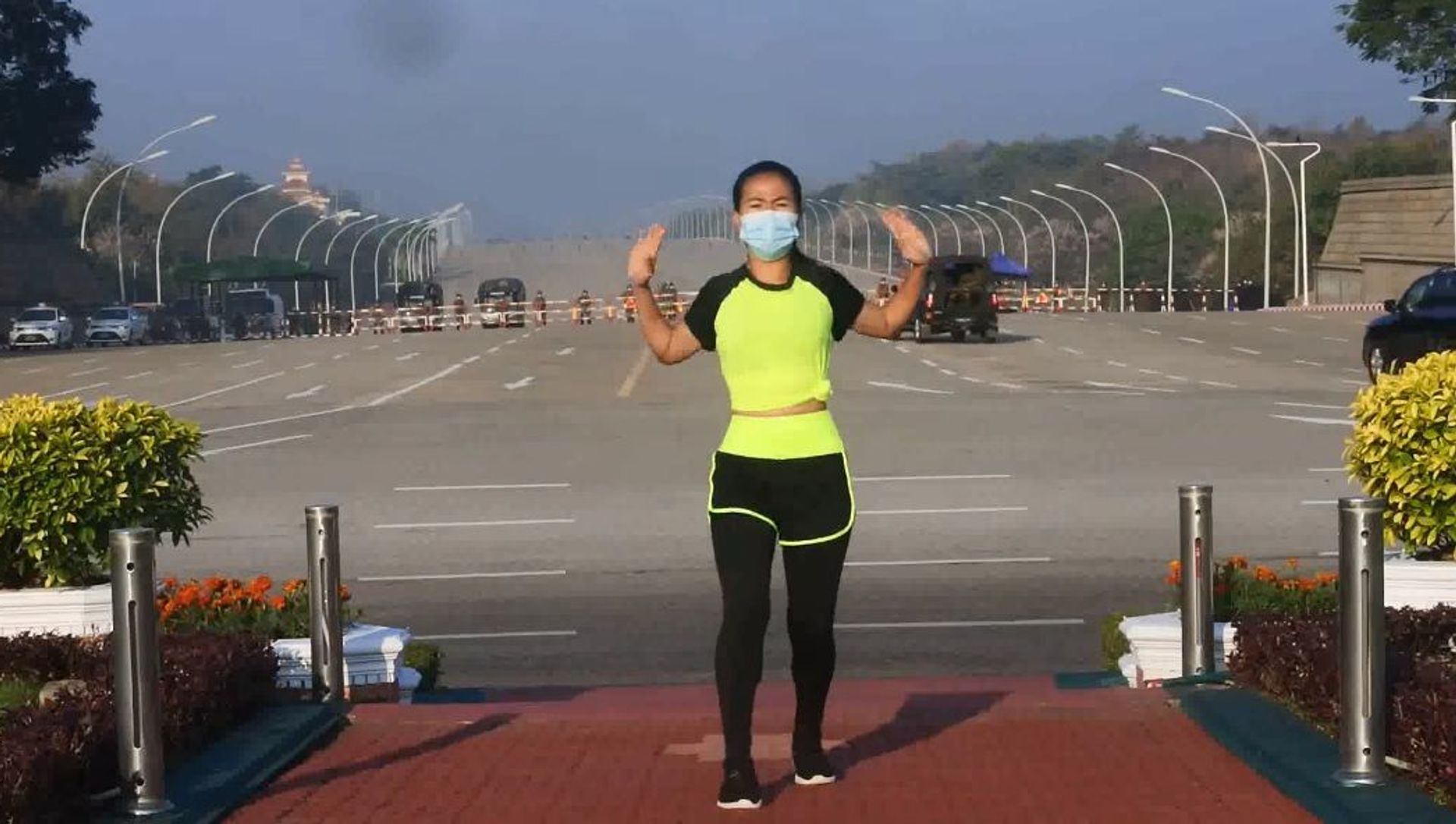 Khing Hnin Wai filming aerobics while the military coup is unfolding behind her back in Myanmar, February 2021 Khing Hnin Wai filming aerobics while the military coup is unfolding behind her back in Myanmar, February 2021 - Sputnik International, 1920, 02.02.2021