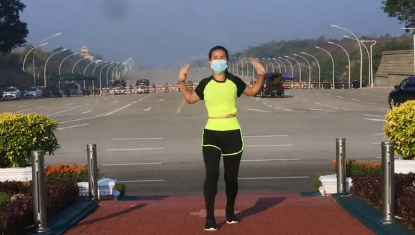 Khing Hnin Wai filming aerobics while the military coup is unfolding behind her back in Myanmar, February 2021 - Sputnik International