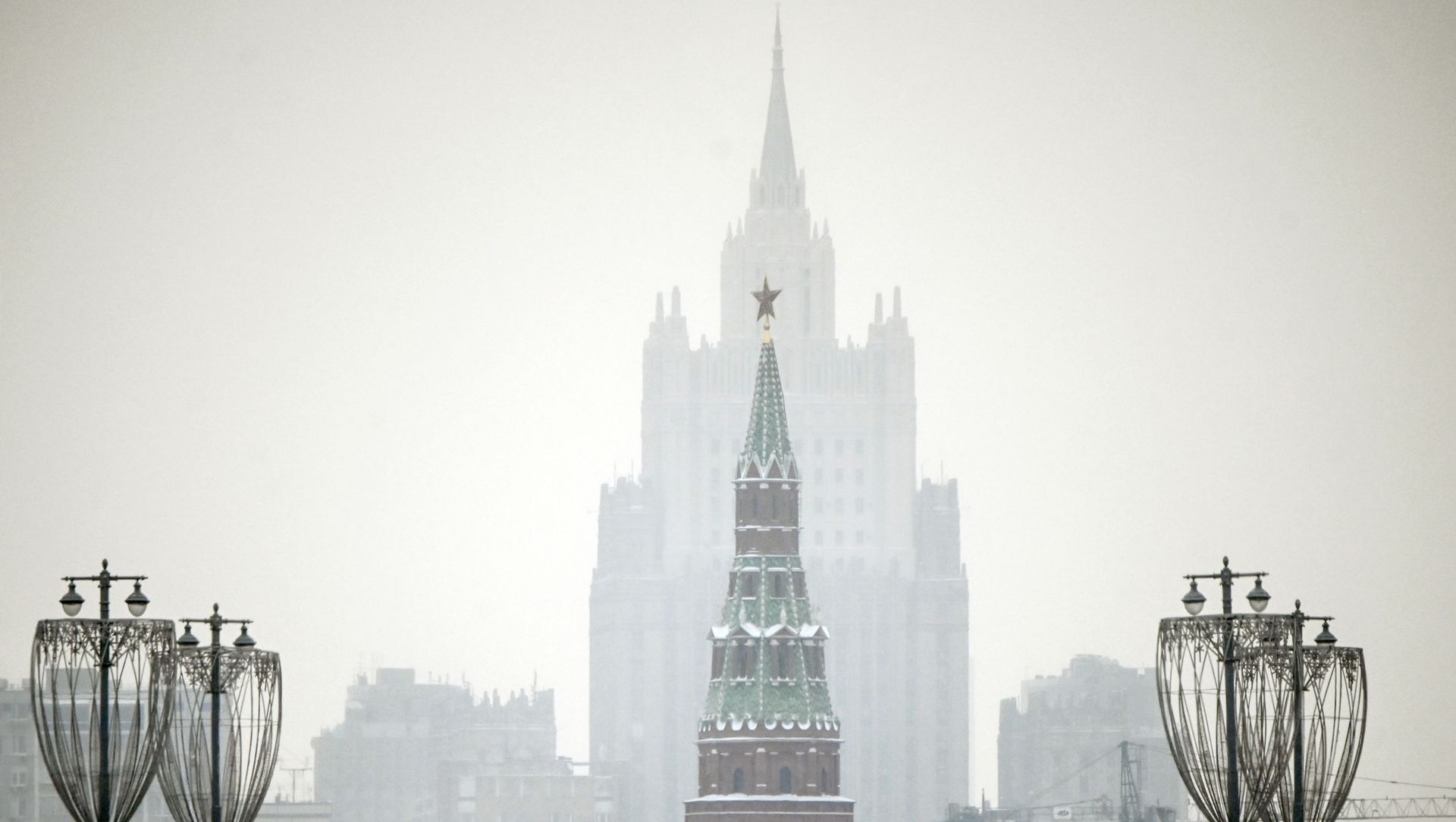 A man walks along a bridge in front of a Kremlin tower and the Russian Foreign Ministry building on the background in downtown Moscow on January 12, 2021. A man walks along a bridge in front of a Kremlin tower and the Russian Foreign Ministry building on the background in downtown Moscow on January 12, 2021. - Sputnik International, 1920, 02.02.2021
