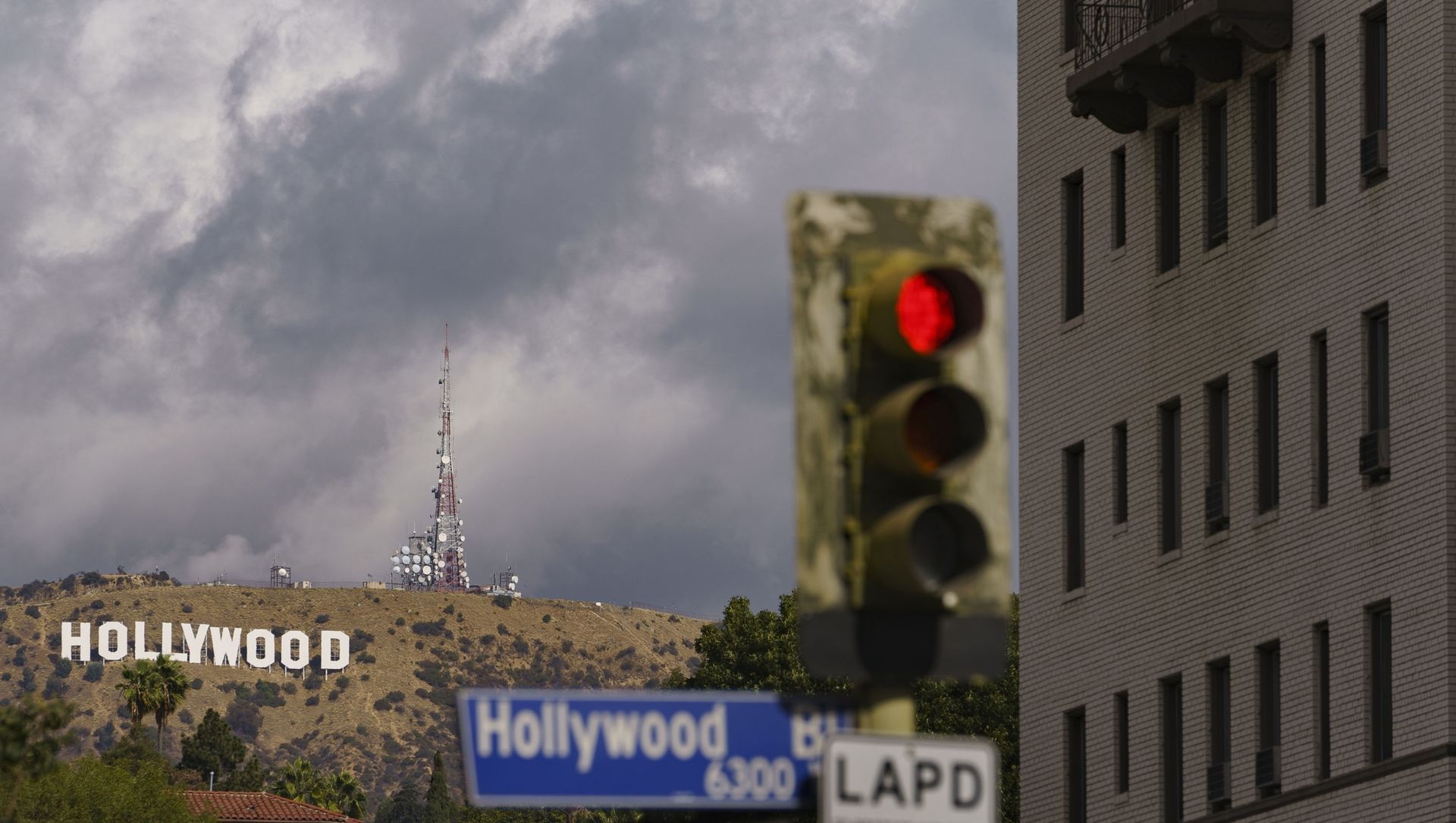 In this Nov. 7, 2020, file photo, clouds move over the Hollywood sign in Los Angeles. The raging coronavirus pandemic has prompted Los Angeles County to impose a lockdown to prevent the caseload from spiraling into a hospital crisis but the order stops short of a full business shutdown that could cripple the holiday sale season. In this Nov. 7, 2020, file photo, clouds move over the Hollywood sign in Los Angeles. The raging coronavirus pandemic has prompted Los Angeles County to impose a lockdown to prevent the caseload from spiraling into a hospital crisis but the order stops short of a full business shutdown that could cripple the holiday sale season. - Sputnik International, 1920, 02.02.2021