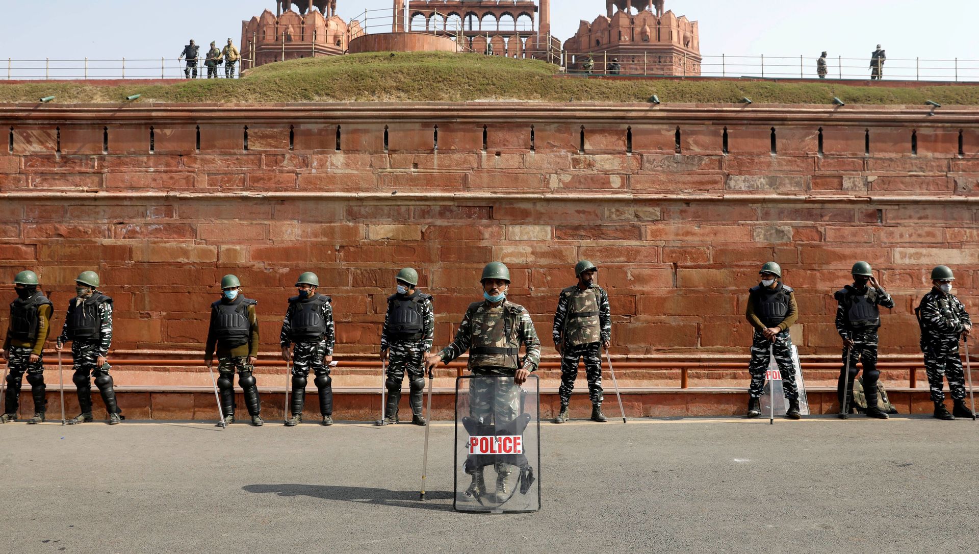 Policemen stand guard in front of the historic Red Fort after Tuesday's clashes between police and farmers, in the old quarters of Delhi Policemen stand guard in front of the historic Red Fort after Tuesday's clashes between police and farmers, in the old quarters of Delhi - Sputnik International, 1920, 02.02.2021