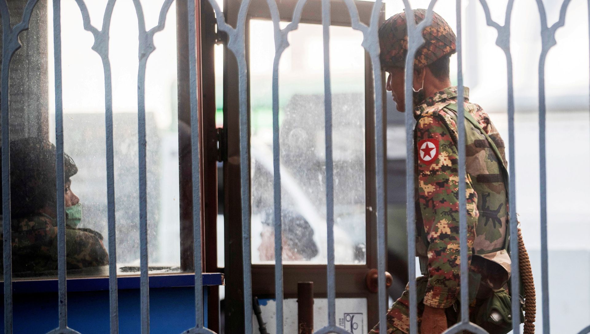 Myanmar soldiers stand inside Yangon City Hall after they occupied the building, in Yangon, Myanmar February 2, 2021. - Sputnik International, 1920, 05.02.2021