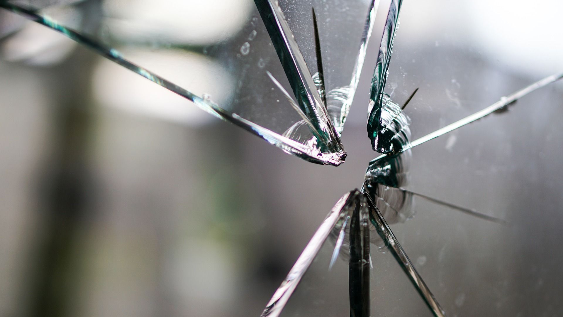 Cracks in glass after gunshot Cracks in glass after gunshot - Sputnik International, 1920, 02.02.2021