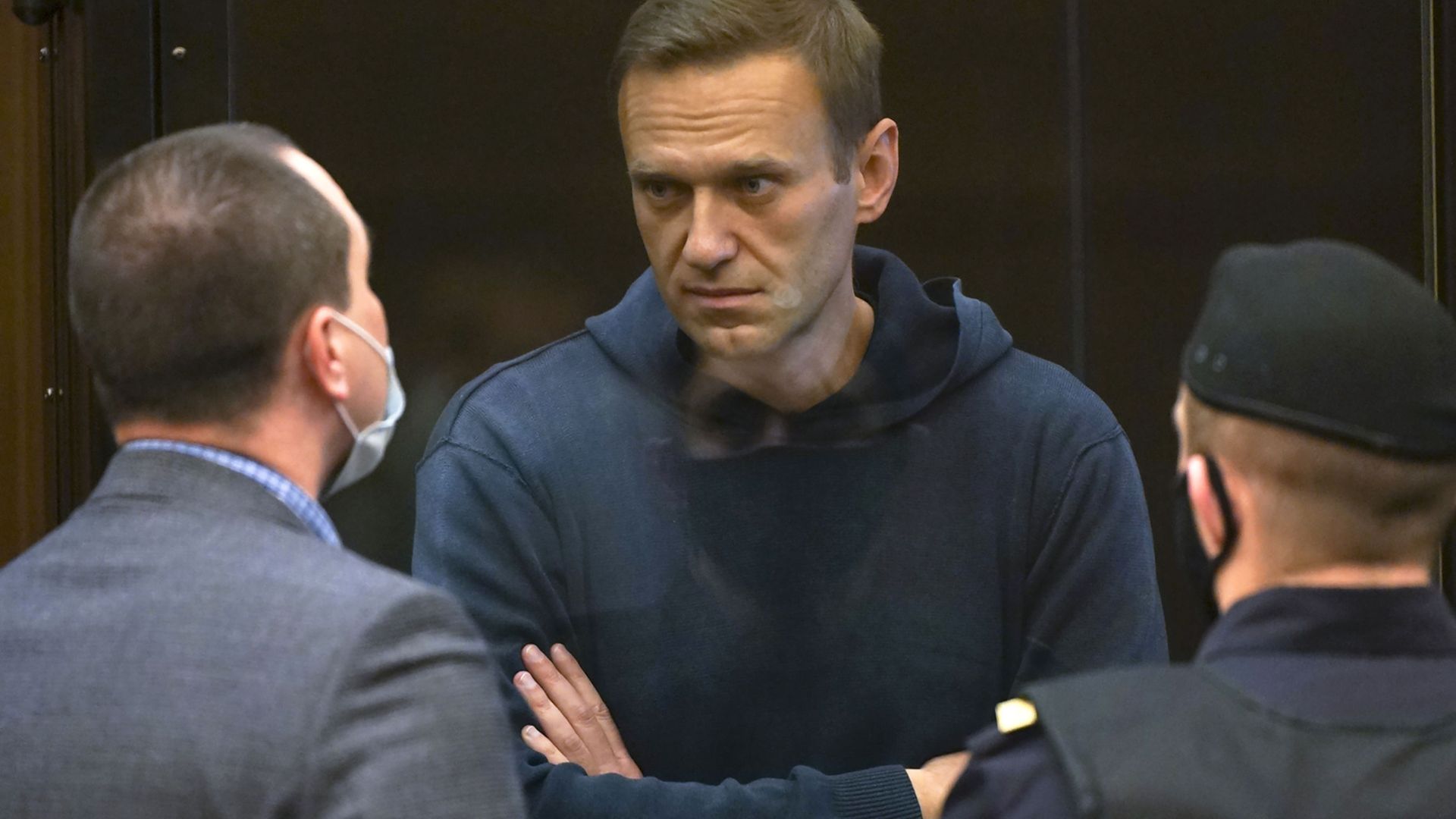 In this handout photo provided by Moscow City Court Russian opposition leader Alexei Navalny talks to one of his lawyers, left, while standing in the cage during a hearing to a motion from the Russian prison service to convert the suspended sentence of Navalny from the 2014 criminal conviction into a real prison term in the Moscow City Court in Moscow, Russia, Tuesday, Feb. 2, 2021. In this handout photo provided by Moscow City Court Russian opposition leader Alexei Navalny talks to one of his lawyers, left, while standing in the cage during a hearing to a motion from the Russian prison service to convert the suspended sentence of Navalny from the 2014 criminal conviction into a real prison term in the Moscow City Court in Moscow, Russia, Tuesday, Feb. 2, 2021. - Sputnik International, 1920, 02.02.2021