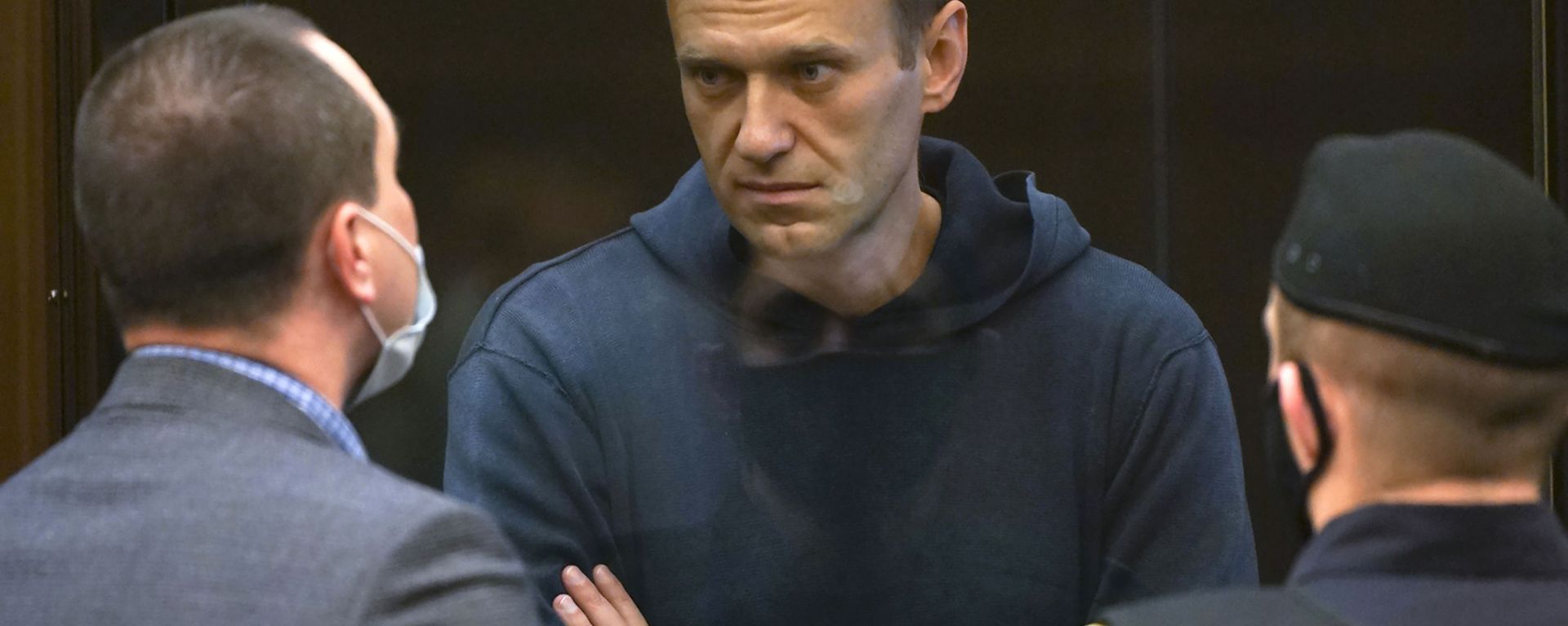 In this handout photo provided by Moscow City Court Russian opposition leader Alexei Navalny talks to one of his lawyers, left, while standing in the cage during a hearing to a motion from the Russian prison service to convert the suspended sentence of Navalny from the 2014 criminal conviction into a real prison term in the Moscow City Court in Moscow, Russia, Tuesday, Feb. 2, 2021. In this handout photo provided by Moscow City Court Russian opposition leader Alexei Navalny talks to one of his lawyers, left, while standing in the cage during a hearing to a motion from the Russian prison service to convert the suspended sentence of Navalny from the 2014 criminal conviction into a real prison term in the Moscow City Court in Moscow, Russia, Tuesday, Feb. 2, 2021. - Sputnik International, 1920, 02.03.2021