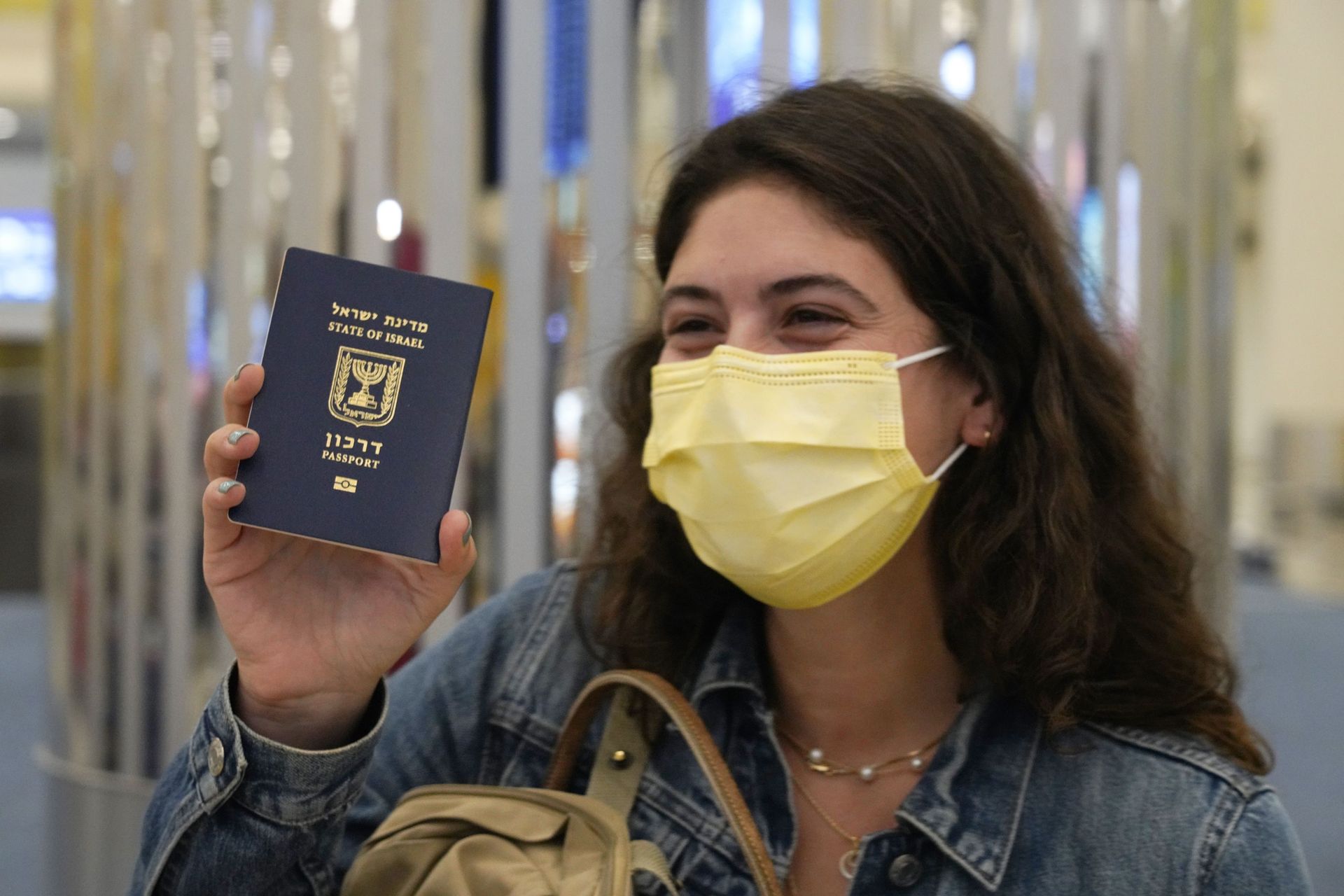 In this 26 November 2020 file photo, an Israeli passenger from a flyDubai flight from Tel Aviv, Israel, waves her Israeli passport on arrival at Dubai International Airport's Terminal 3 in Dubai, United Arab Emirates.  - Sputnik International, 1920, 05.01.2022