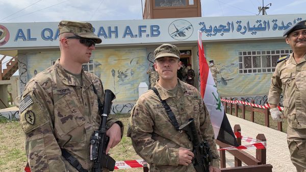 In this March 27, 2020 file photo, U.S. soldiers stand guard during the hand over ceremony of Qayyarah Airfield, Iraqi Security Forces, in the south of Mosul, Iraq. - Sputnik International