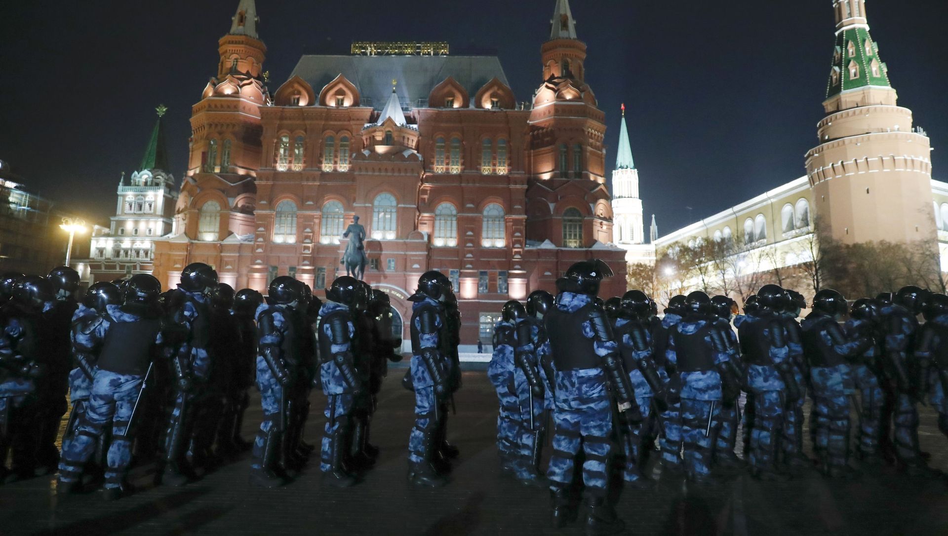 Servicemen of the Russian National Guard (Rosgvardia) gather at the Red Square to prevent a protest rally in Moscow, Russia, Tuesday, Feb. 2, 2021.  - Sputnik International, 1920, 02.02.2021