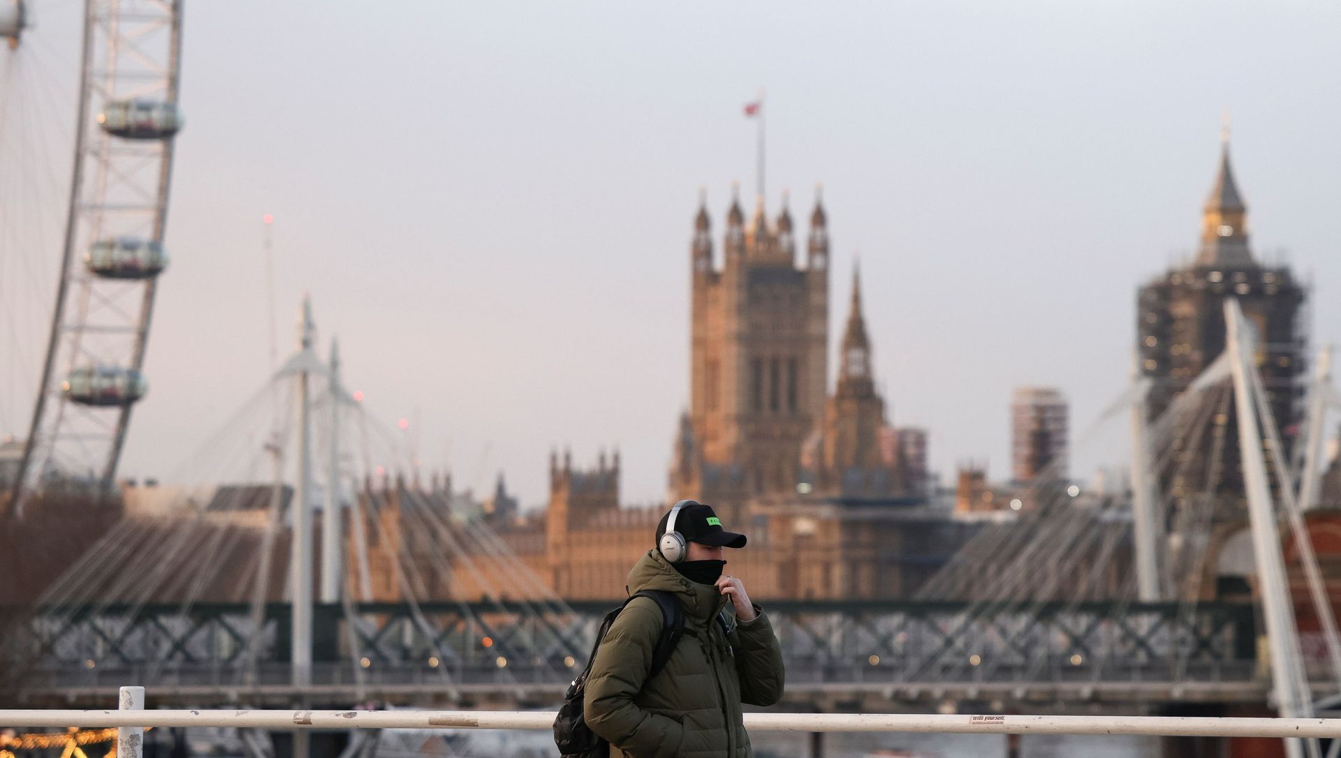 A man wearing a protective face mask walks across Waterloo Bridge, amid the coronavirus disease (COVID-19) outbreak in London, Britain, January 29, 2021. A man wearing a protective face mask walks across Waterloo Bridge, amid the coronavirus disease (COVID-19) outbreak in London, Britain, January 29, 2021. - Sputnik International, 1920, 02.02.2021