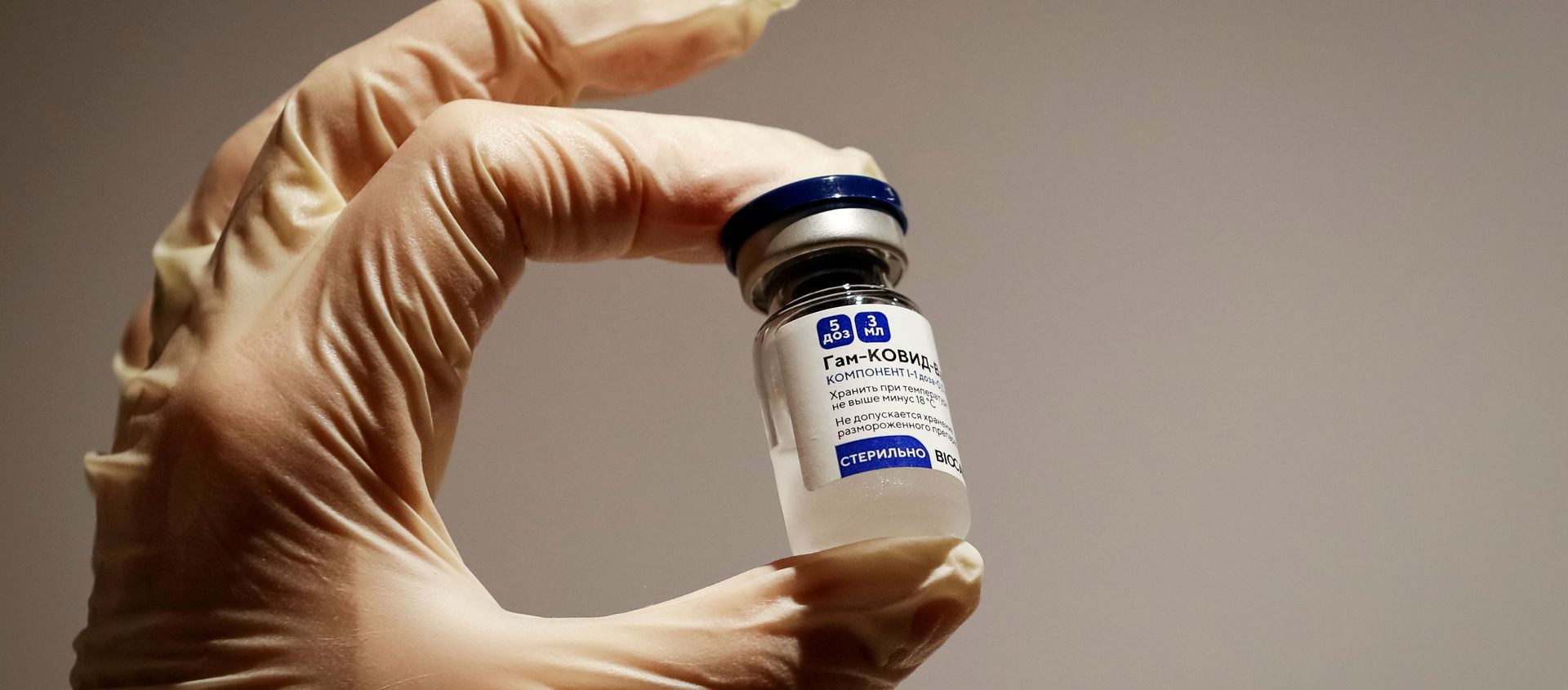 A medical specialist holds a vial of Sputnik V vaccine against the coronavirus in a department store in Moscow, Russia, January 18, 2021 A medical specialist holds a vial of Sputnik V vaccine against the coronavirus in a department store in Moscow, Russia, January 18, 2021 - Sputnik International, 1920, 04.03.2021