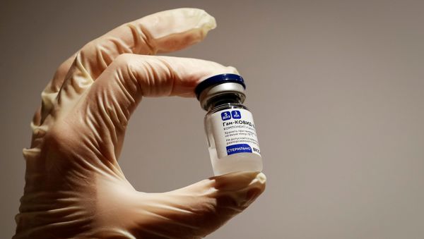 A medical specialist holds a vial of Sputnik V vaccine against the coronavirus in a department store in Moscow, Russia, January 18, 2021 - Sputnik International