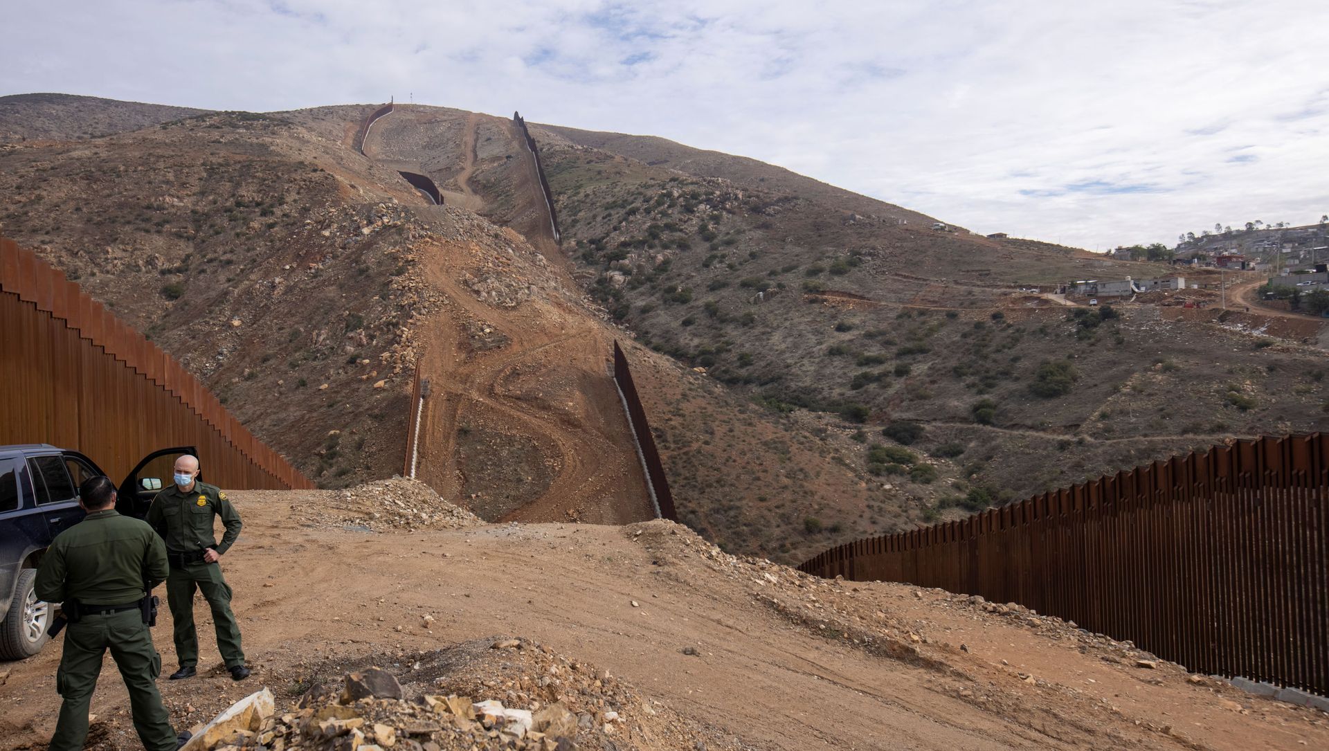 U.S. border patrol agents stand near the location of halted construction along the U.S. Border wall with Mexico as an unfinished section is shown on Otay Mountain, east of San Diego, California, U.S., February 2, 2021. U.S. border patrol agents stand near the location of halted construction along the U.S. Border wall with Mexico as an unfinished section is shown on Otay Mountain, east of San Diego, California, U.S., February 2, 2021. - Sputnik International, 1920, 05.02.2021