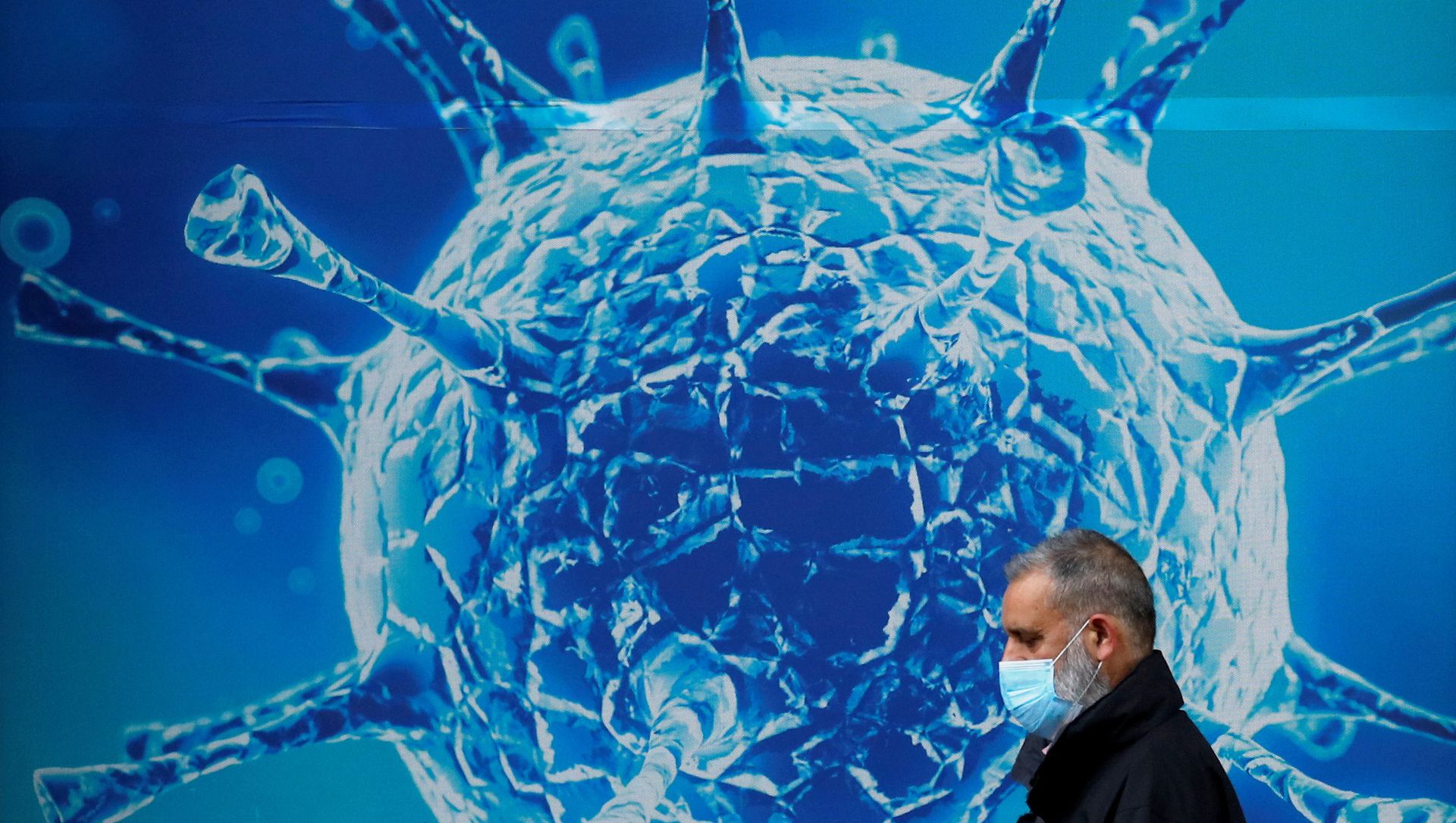 FILE PHOTO: A man wearing a protective face mask walks past an illustration of a virus outside a regional science centre amid the coronavirus disease (COVID-19) outbreak, in Oldham, Britain 3 August 2020. FILE PHOTO: A man wearing a protective face mask walks past an illustration of a virus outside a regional science centre amid the coronavirus disease (COVID-19) outbreak, in Oldham, Britain 3 August 2020. - Sputnik International, 1920, 11.02.2021