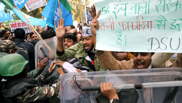 Demonstrators clash with security forces at a rally in solidarity with farmers protesting against farm laws, in New Delhi - Sputnik International