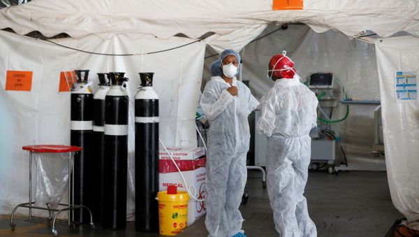 Healthcare workers chat at a temporary ward at Steve Biko Academic Hospital in Pretoria - Sputnik International