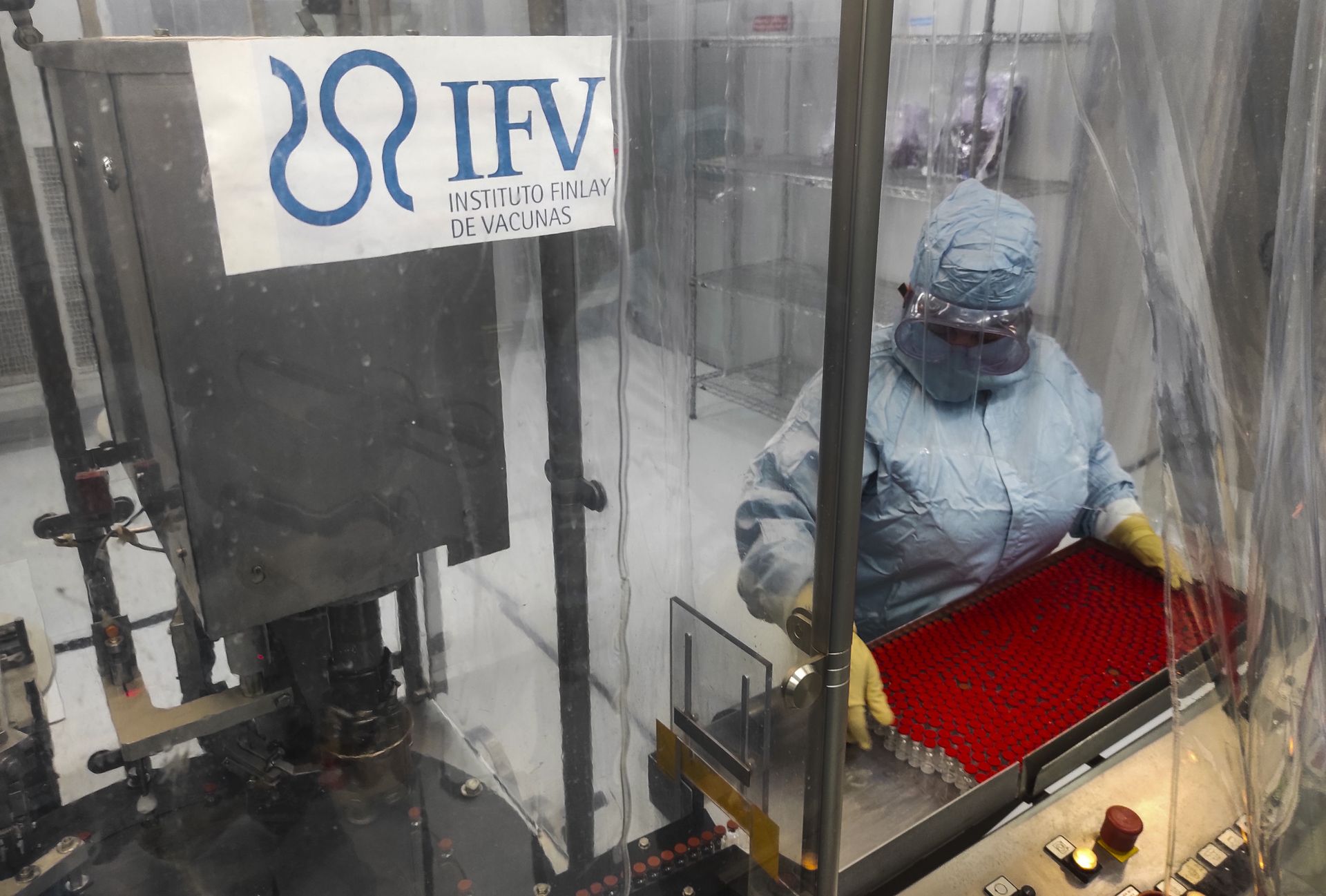 Technician Mayelin Mejias works with the Soberana 02 COVID-19 vaccine at the packaging processing plant of the Finlay Vaccine Institute in Havana, Cuba, Wednesday, Jan. 20, 2021. The director of the Finlay Institute said that Cuba hopes to immunize the country’s entire population this year with their own “Soberana 02” vaccines. - Sputnik International, 1920, 03.06.2022