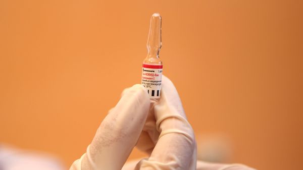 A medical worker holds a tube with Russian Gam-COVID-VAK (trademark Sputnik V) coronavirus vaccine at a Donetsk clinic, the self-proclaimed Donetsk People's Republic, Eastern Ukraine.  - Sputnik International