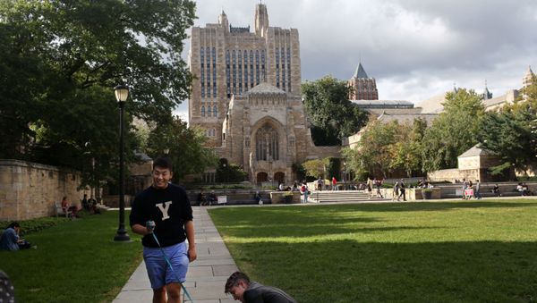 Students walk through Yale University - Sputnik International