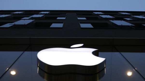 The logo of Apple is illuminated at a store in the city center in Munich, Germany, Wednesday, Dec. 16, 2020. - Sputnik International