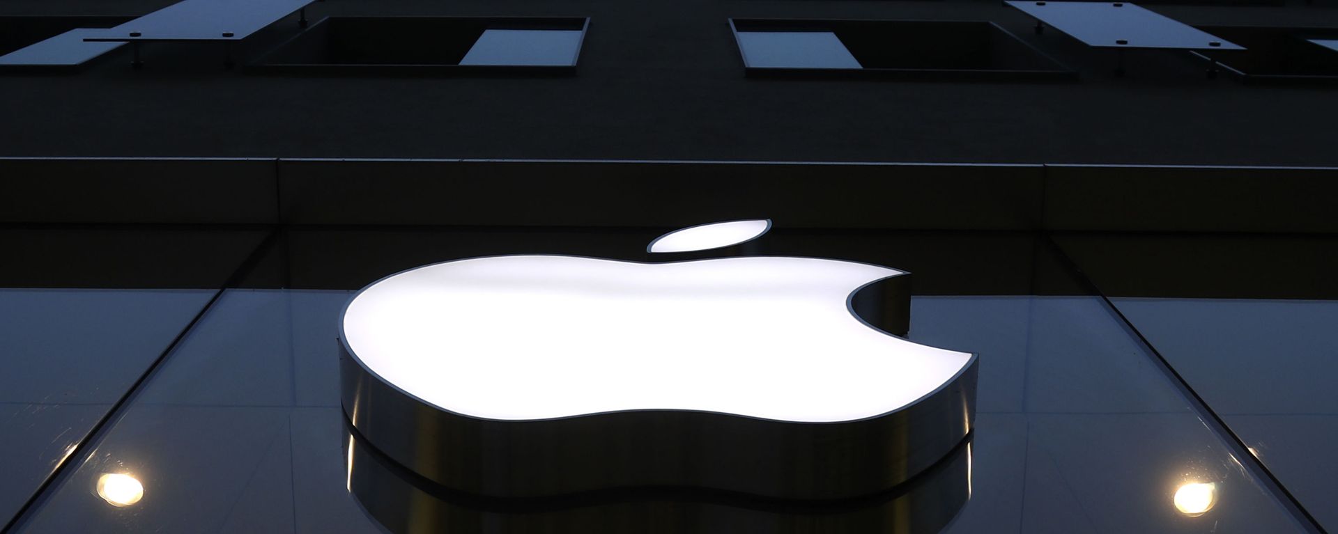 The logo of Apple is illuminated at a store in the city center in Munich, Germany, Wednesday, Dec. 16, 2020. The logo of Apple is illuminated at a store in the city center in Munich, Germany, Wednesday, Dec. 16, 2020. - Sputnik International, 1920, 21.03.2021