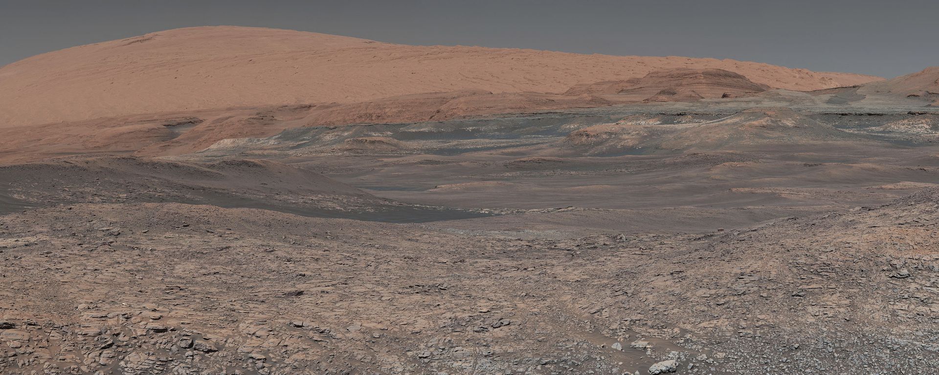 This image provided by NASA, assembled from a series of January 2018 photos made by the Mars Curiosity rover, shows an uphill view of Mount Sharp, which Curiosity has been climbing. This image provided by NASA, assembled from a series of January 2018 photos made by the Mars Curiosity rover, shows an uphill view of Mount Sharp, which Curiosity has been climbing. - Sputnik International, 1920, 04.02.2021