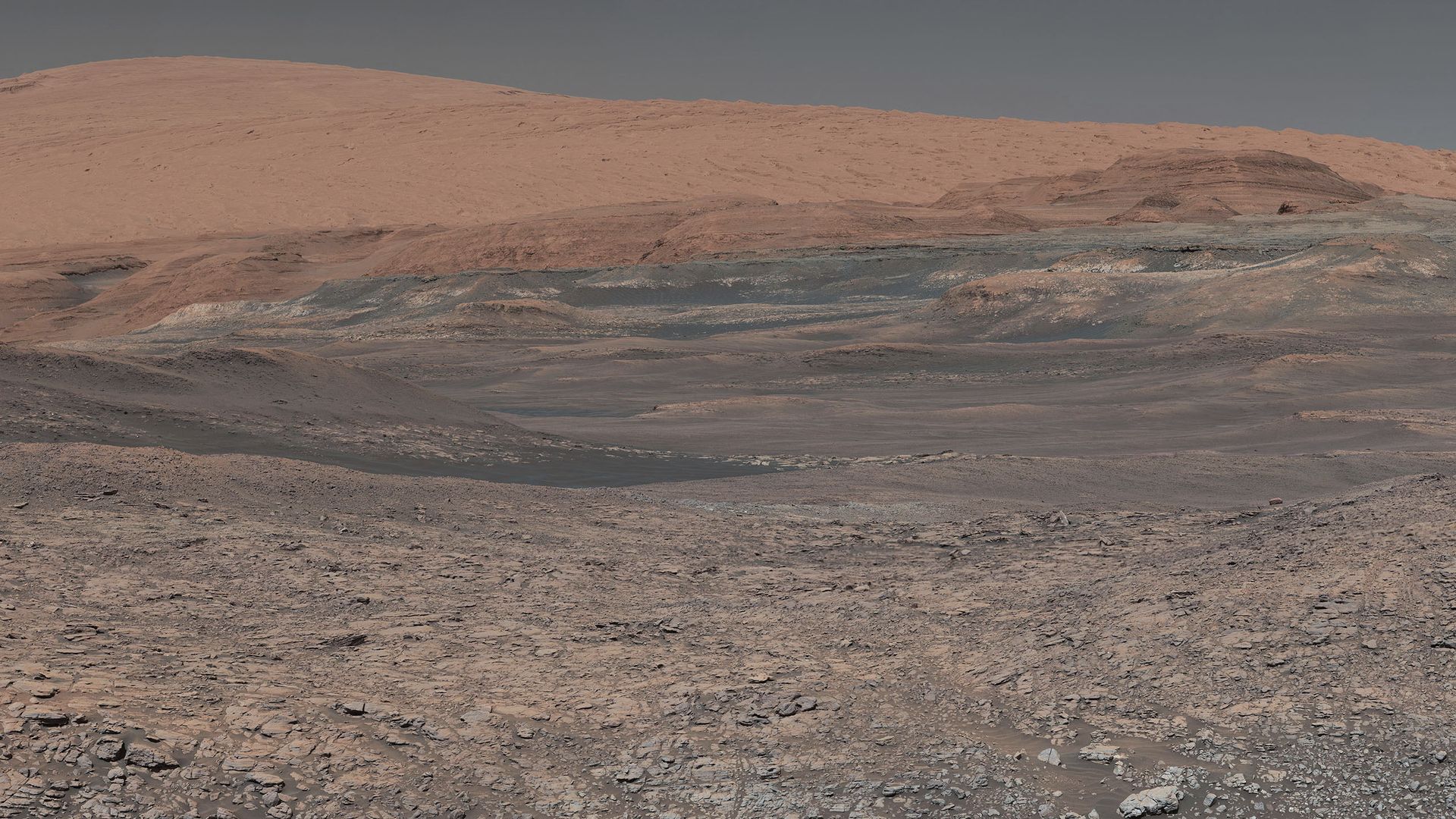 This image provided by NASA, assembled from a series of January 2018 photos made by the Mars Curiosity rover, shows an uphill view of Mount Sharp, which Curiosity has been climbing. This image provided by NASA, assembled from a series of January 2018 photos made by the Mars Curiosity rover, shows an uphill view of Mount Sharp, which Curiosity has been climbing. - Sputnik International, 1920, 08.05.2021