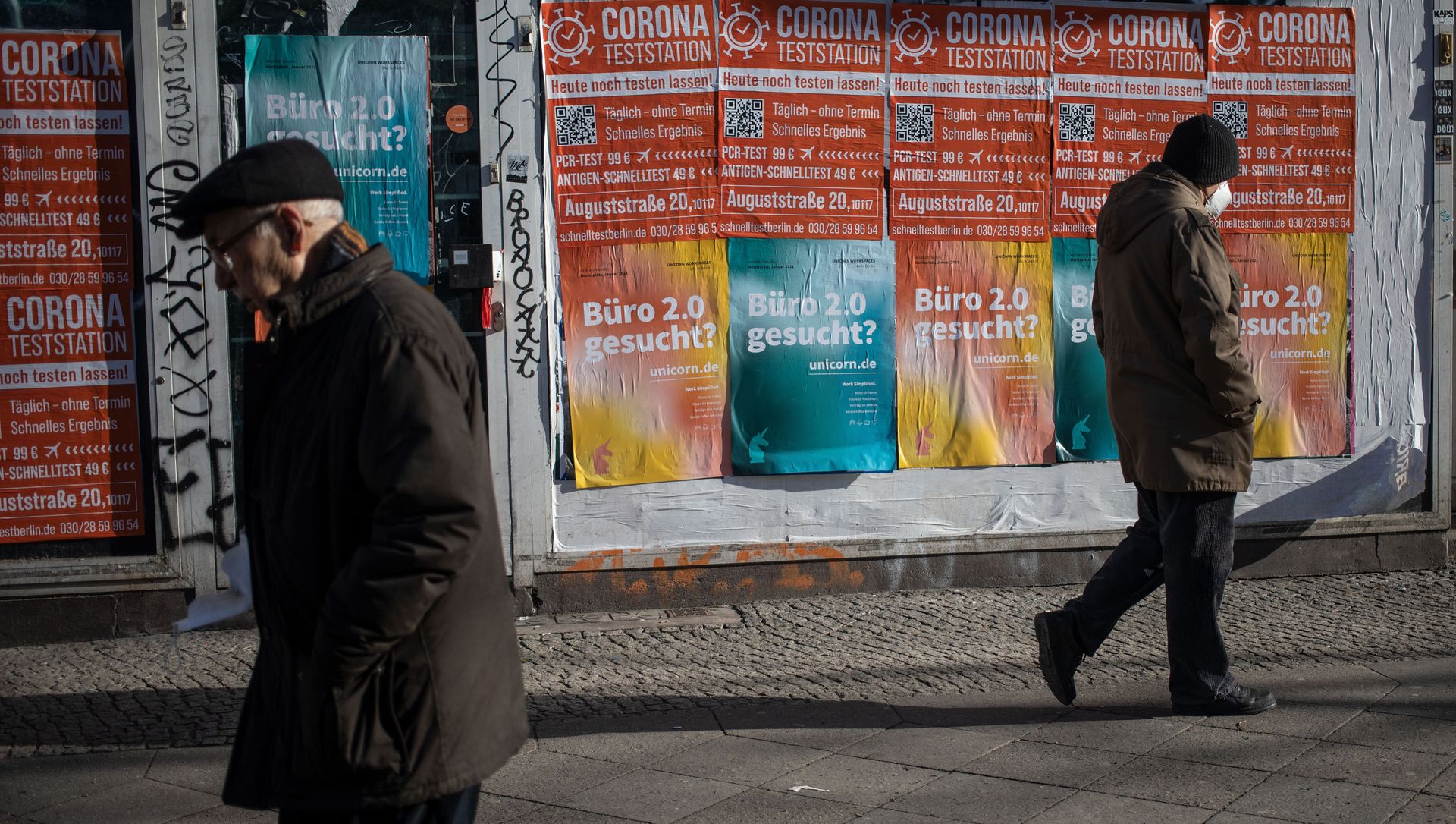 People walk past a closed shop front with posters advertising a Corona test centre in Berlin's Kreuzberg district on February 1, 2021 amid the ongoing coronavirus COVID-19 pandemic. People walk past a closed shop front with posters advertising a Corona test centre in Berlin's Kreuzberg district on February 1, 2021 amid the ongoing coronavirus COVID-19 pandemic. - Sputnik International, 1920, 04.02.2021