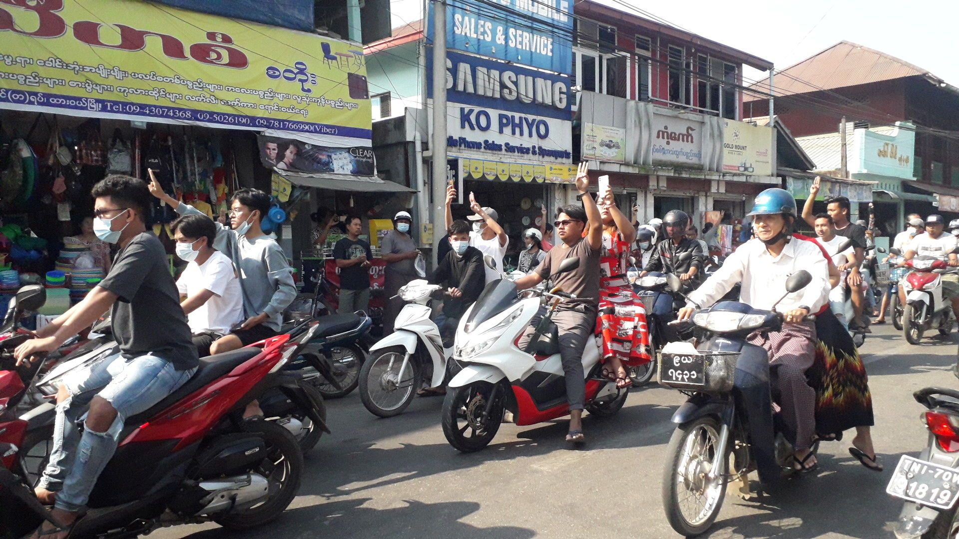 Thousands Join Protests in Myanmar's Yangon After Military Coup, Reports Say - Sputnik International, 1920, 06.02.2021