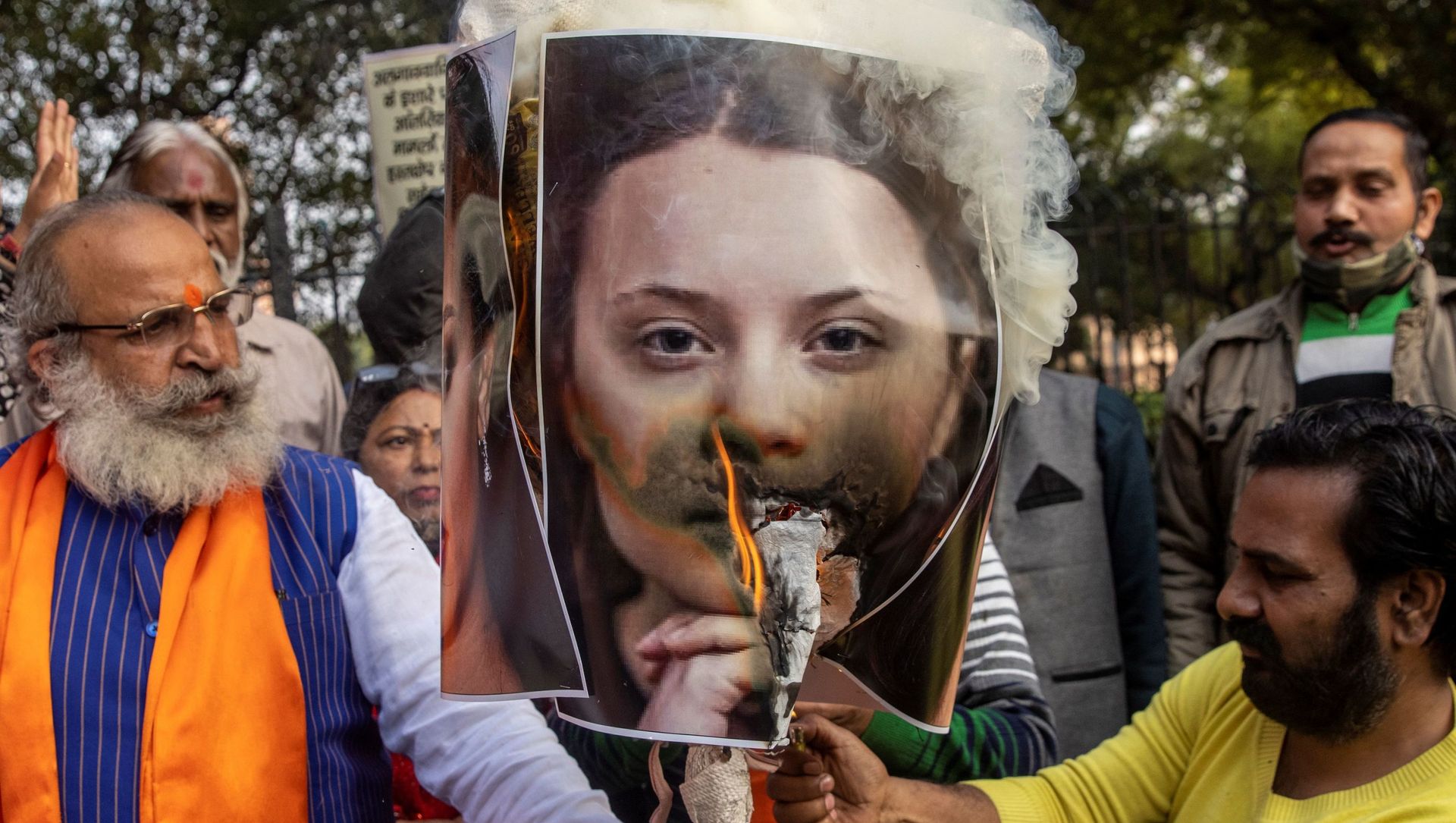 Activists from United Hindu Front burn an effigy depicting climate change activist Greta Thunberg to protest against the celebrities for commenting in support of protesting farmers, in New Delhi Activists from United Hindu Front burn an effigy depicting climate change activist Greta Thunberg to protest against the celebrities for commenting in support of protesting farmers, in New Delhi - Sputnik International, 1920, 05.02.2021