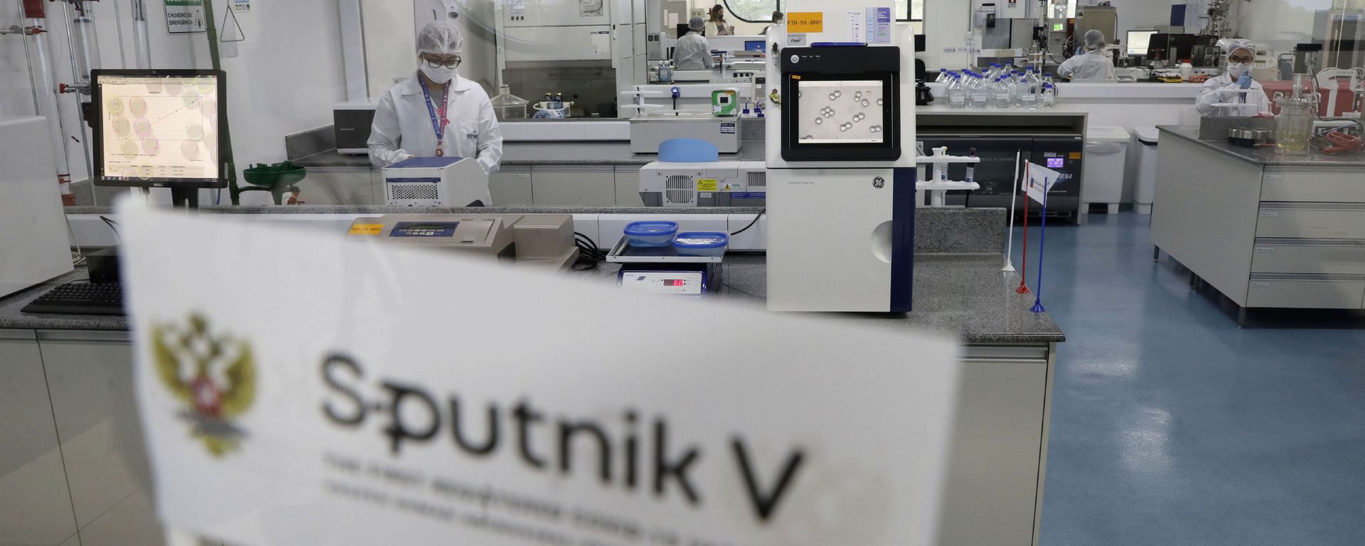 Laboratory workers work in the pilot production phase of Russia's Sputnik V Coronavirus vaccine for COVID-19 at the pharmaceutical company Uniao Quimica in Brasilia, Brazil, Monday, Jan. 25, 2021. Laboratory workers work in the pilot production phase of Russia's Sputnik V Coronavirus vaccine for COVID-19 at the pharmaceutical company Uniao Quimica in Brasilia, Brazil, Monday, Jan. 25, 2021. - Sputnik International, 1920, 16.02.2021