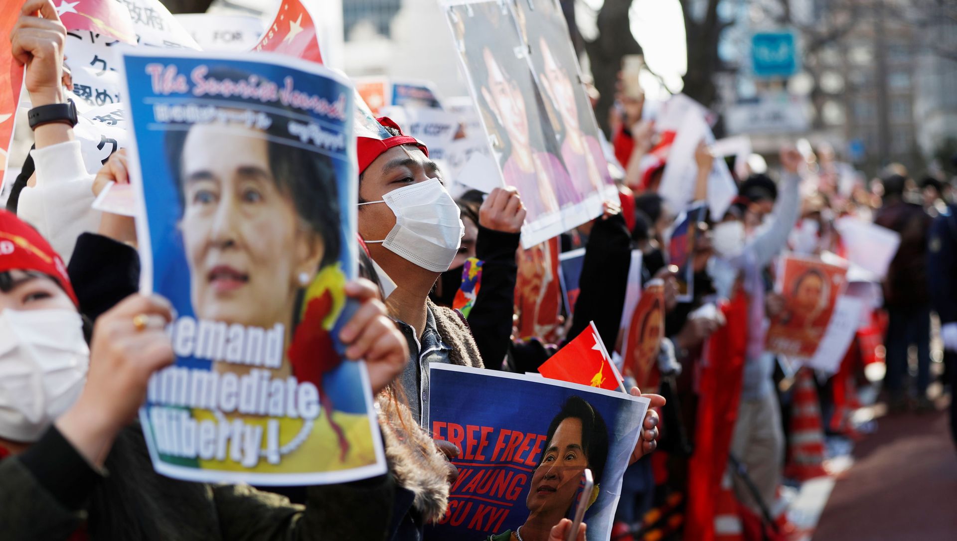 Protesters from Myanmar residing in Japan hold signs with photos of leader Aung San Suu Kyi at a rally against Myanmar's military after it seized power from a democratically elected civilian government and arrested Suu Kyi, outside Foreign Ministry in Tokyo, Japan February 3, 2021. Protesters from Myanmar residing in Japan hold signs with photos of leader Aung San Suu Kyi at a rally against Myanmar's military after it seized power from a democratically elected civilian government and arrested Suu Kyi, outside Foreign Ministry in Tokyo, Japan February 3, 2021. - Sputnik International, 1920, 06.02.2021