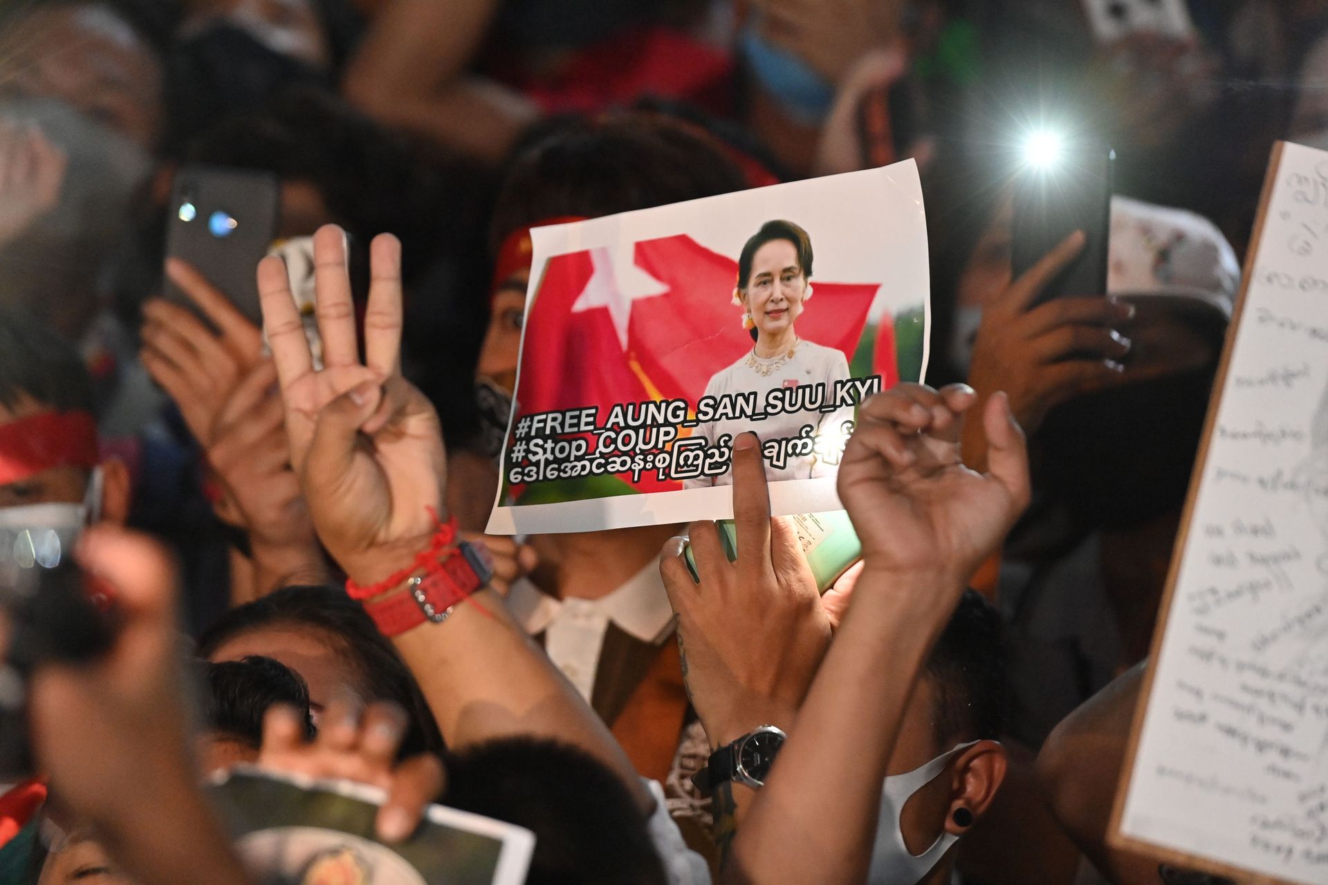 Thousands Join Protests in Myanmar's Yangon After Military Coup, Reports Say - Sputnik International, 1920, 06.02.2021