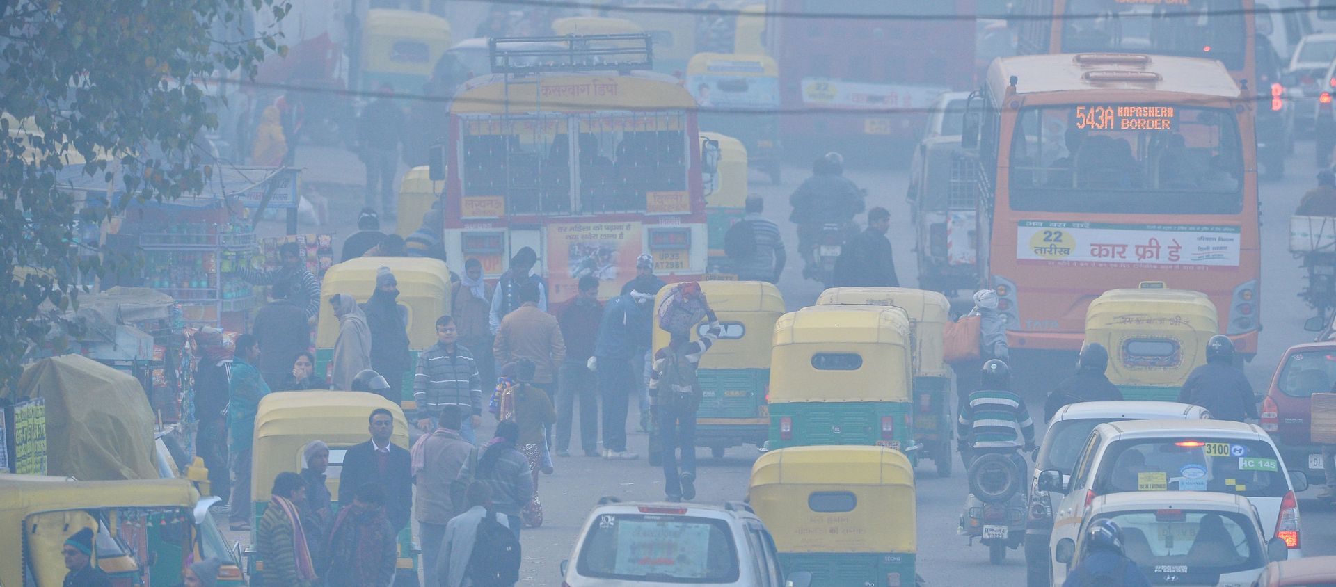 In this photograph taken on December 18, 2015, Indian commuters travel on a polluted road near a bus terminus in the Anand Vihar District of New Delhi. In this photograph taken on December 18, 2015, Indian commuters travel on a polluted road near a bus terminus in the Anand Vihar District of New Delhi. - Sputnik International, 1920, 06.02.2021