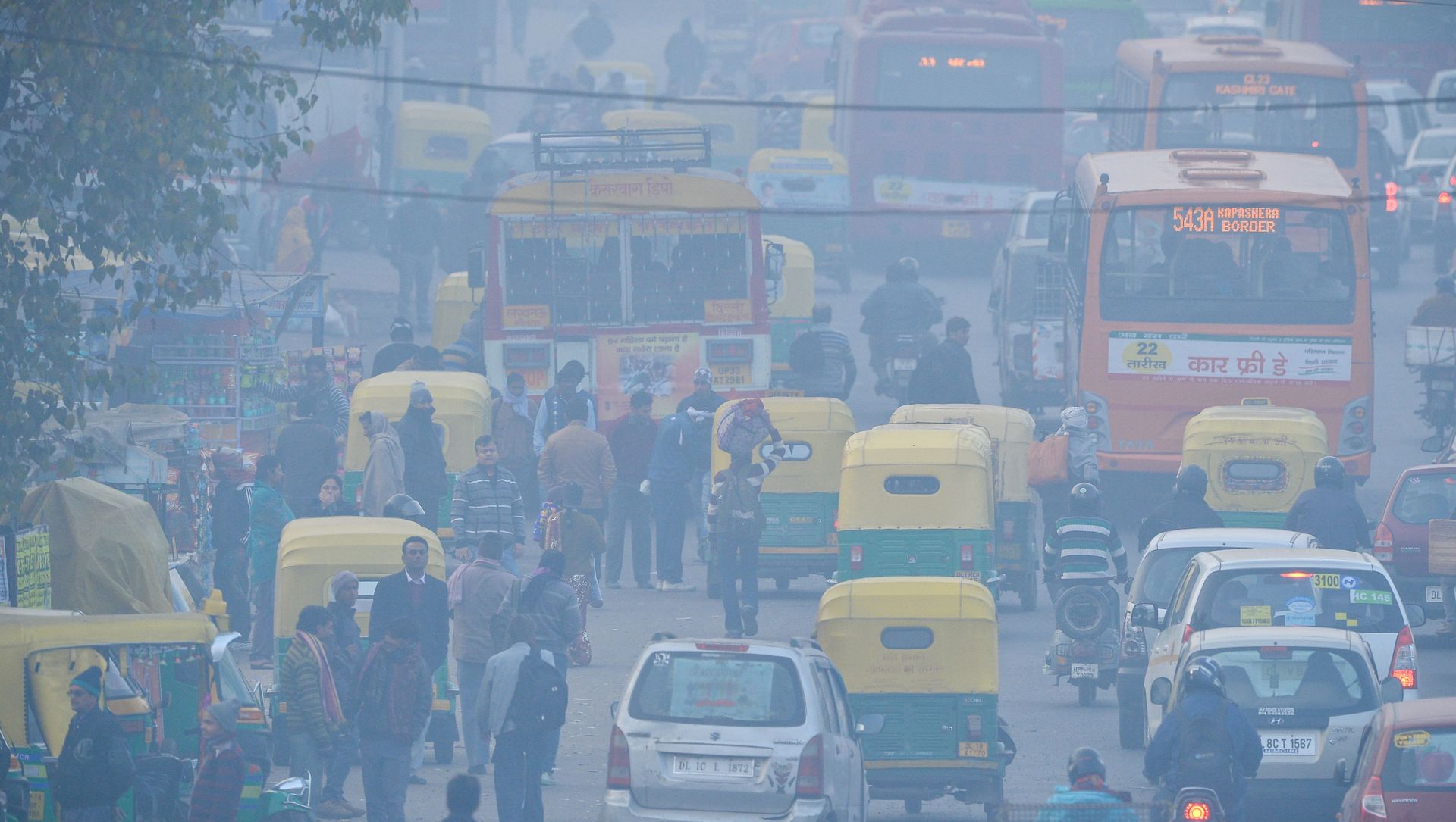 In this photograph taken on December 18, 2015, Indian commuters travel on a polluted road near a bus terminus in the Anand Vihar District of New Delhi. In this photograph taken on December 18, 2015, Indian commuters travel on a polluted road near a bus terminus in the Anand Vihar District of New Delhi. - Sputnik International, 1920, 06.02.2021