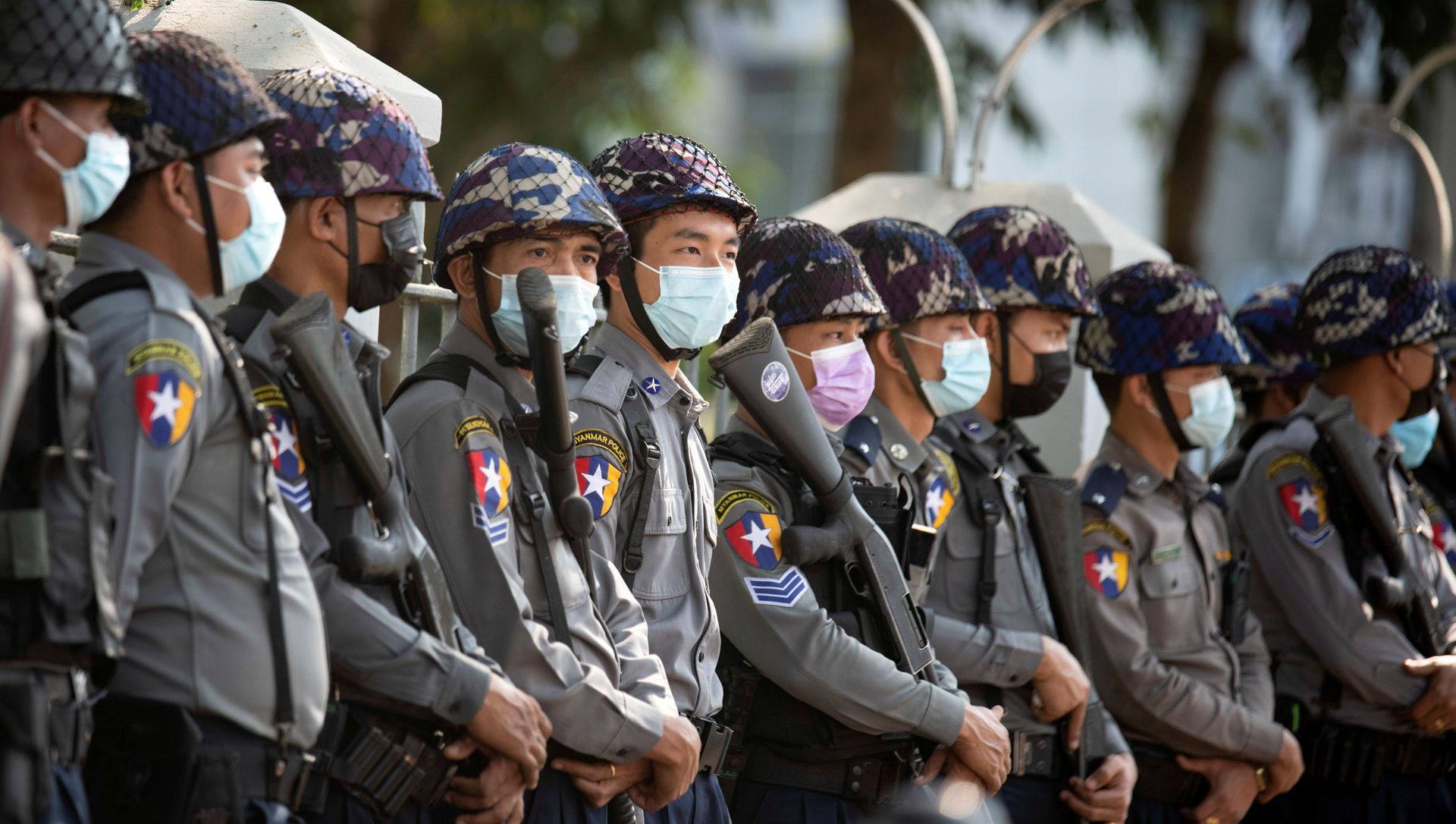 Police officers wait for protests against coup in Yangon, Myanmar 4 February 2021. REUTERS/Stringer Police officers wait for protests against coup in Yangon, Myanmar 4 February 2021. REUTERS/Stringer - Sputnik International, 1920, 06.02.2021