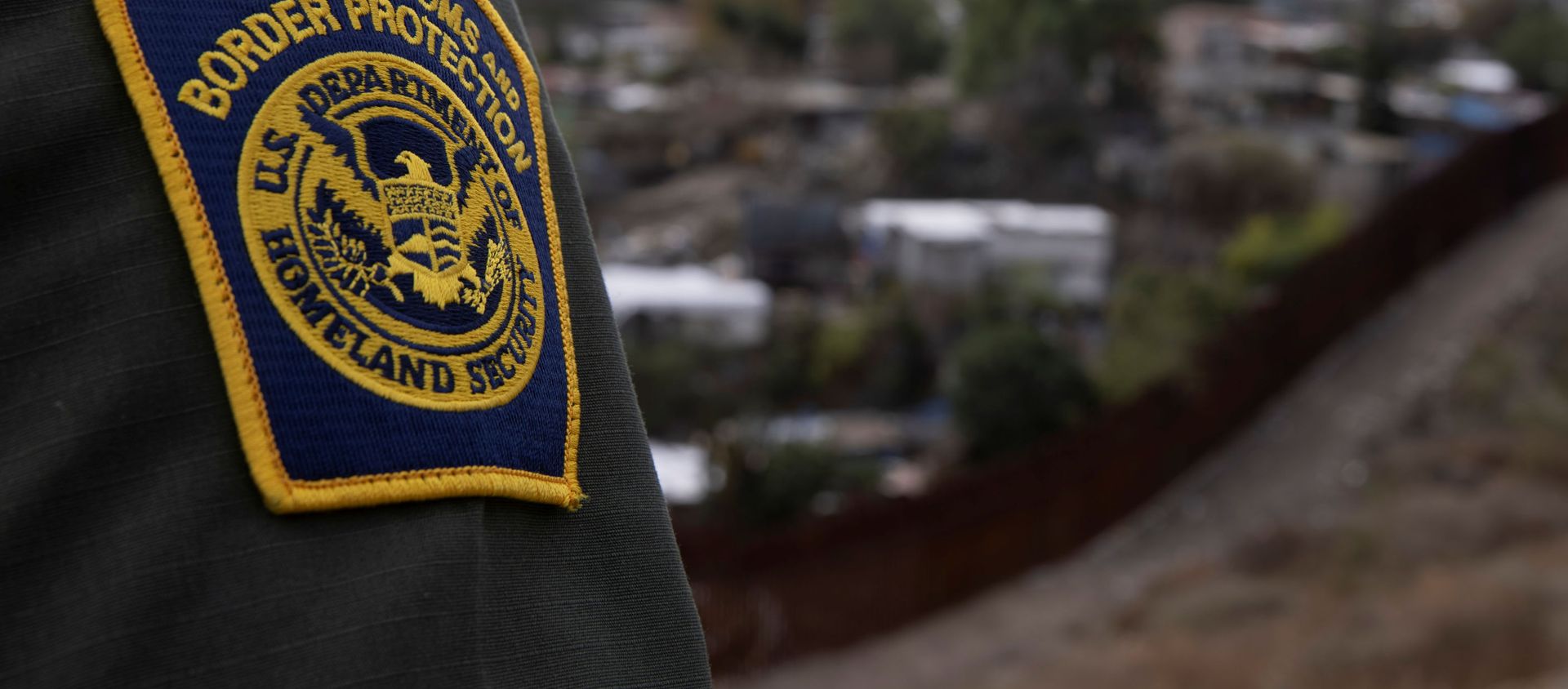 A US. border patrol agent looks out over Tijuana, Mexico from the US-Mexico border wall in San Diego, California, 2 February 2021. - Sputnik International, 1920, 23.02.2021