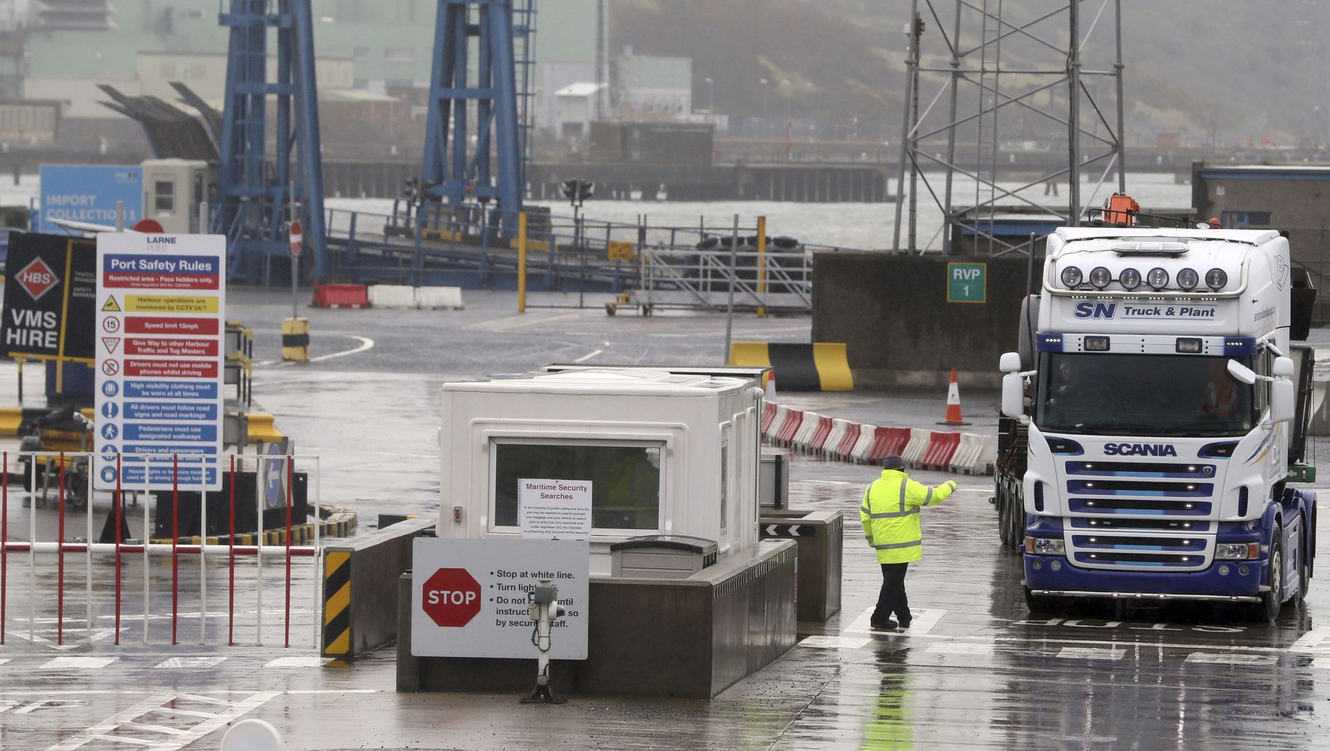 Trucks leaving Larne Port, in Belfast, Northern Ireland, Wednesday, Feb. 3, 2021 Trucks leaving Larne Port, in Belfast, Northern Ireland, Wednesday, Feb. 3, 2021 - Sputnik International, 1920, 09.02.2021