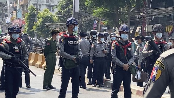 In this image made from video, Myanmar police block the road to prevent protesters from marching forward Saturday, Feb. 6, 2021 in Yangon, Myanmar - Sputnik International