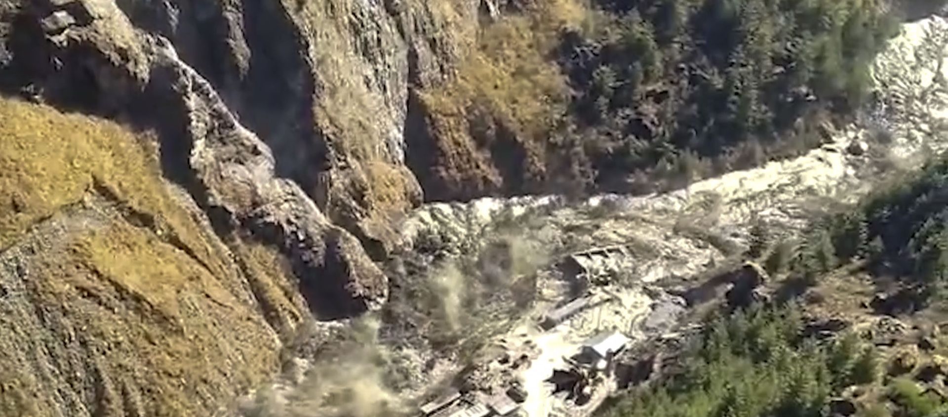 This frame grab from video provided by KK Productions shows a massive flood of water, mud and debris flowing at Chamoli District after a portion of Nanda Devi glacier broke off in Tapovan area of the northern state of Uttarakhand, India, Sunday, Feb.7, 2021. This frame grab from video provided by KK Productions shows a massive flood of water, mud and debris flowing at Chamoli District after a portion of Nanda Devi glacier broke off in Tapovan area of the northern state of Uttarakhand, India, Sunday, Feb.7, 2021. - Sputnik International, 1920, 07.02.2021