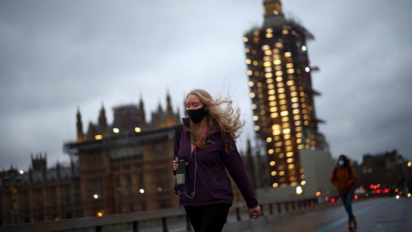 People walk on the Westminster Bridge, amid the coronavirus disease (COVID-19) outbreak  in London, Britain, January 20, 2021 - Sputnik International
