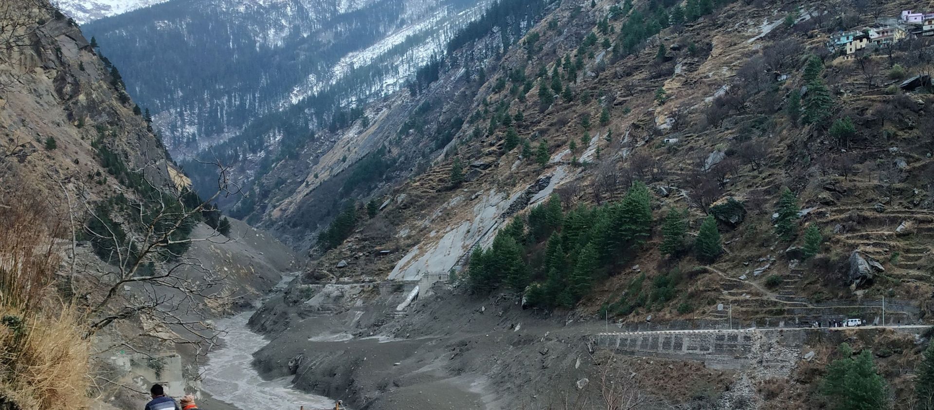 People walk past a destroyed dam after a Himalayan glacier broke and crashed into the dam at Raini Chak Lata village in Chamoli district, northern state of Uttarakhand, India, February 7, 2021. People walk past a destroyed dam after a Himalayan glacier broke and crashed into the dam at Raini Chak Lata village in Chamoli district, northern state of Uttarakhand, India, February 7, 2021. - Sputnik International, 1920, 07.02.2021
